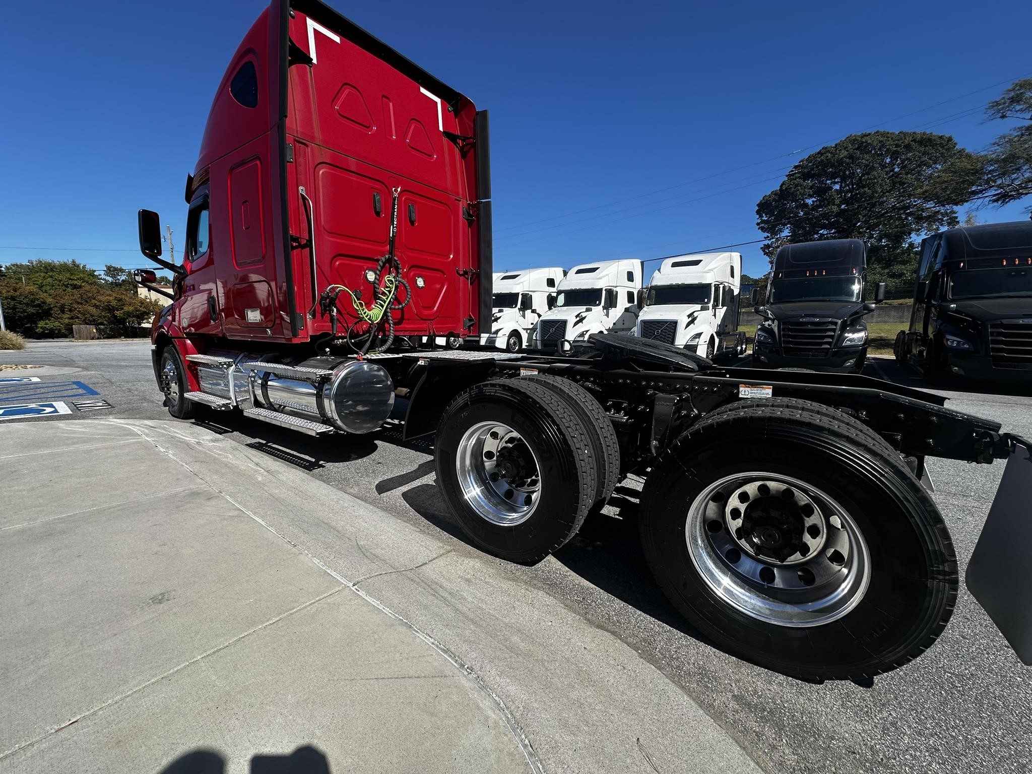 2020 FREIGHTLINER CASCADIA 126 - image 5 of 6