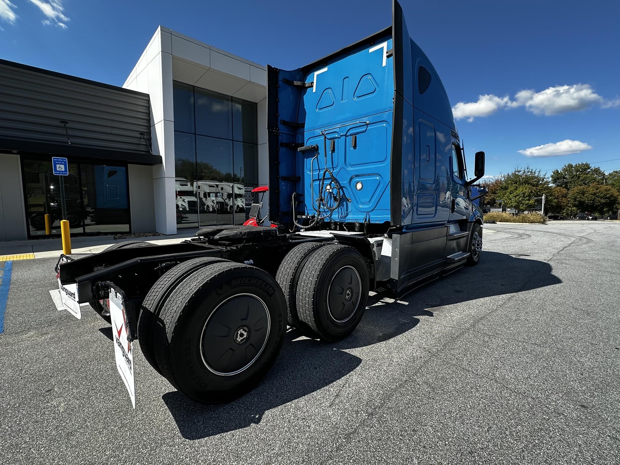 2021 FREIGHTLINER CASCADIA 126 - image 3 of 6