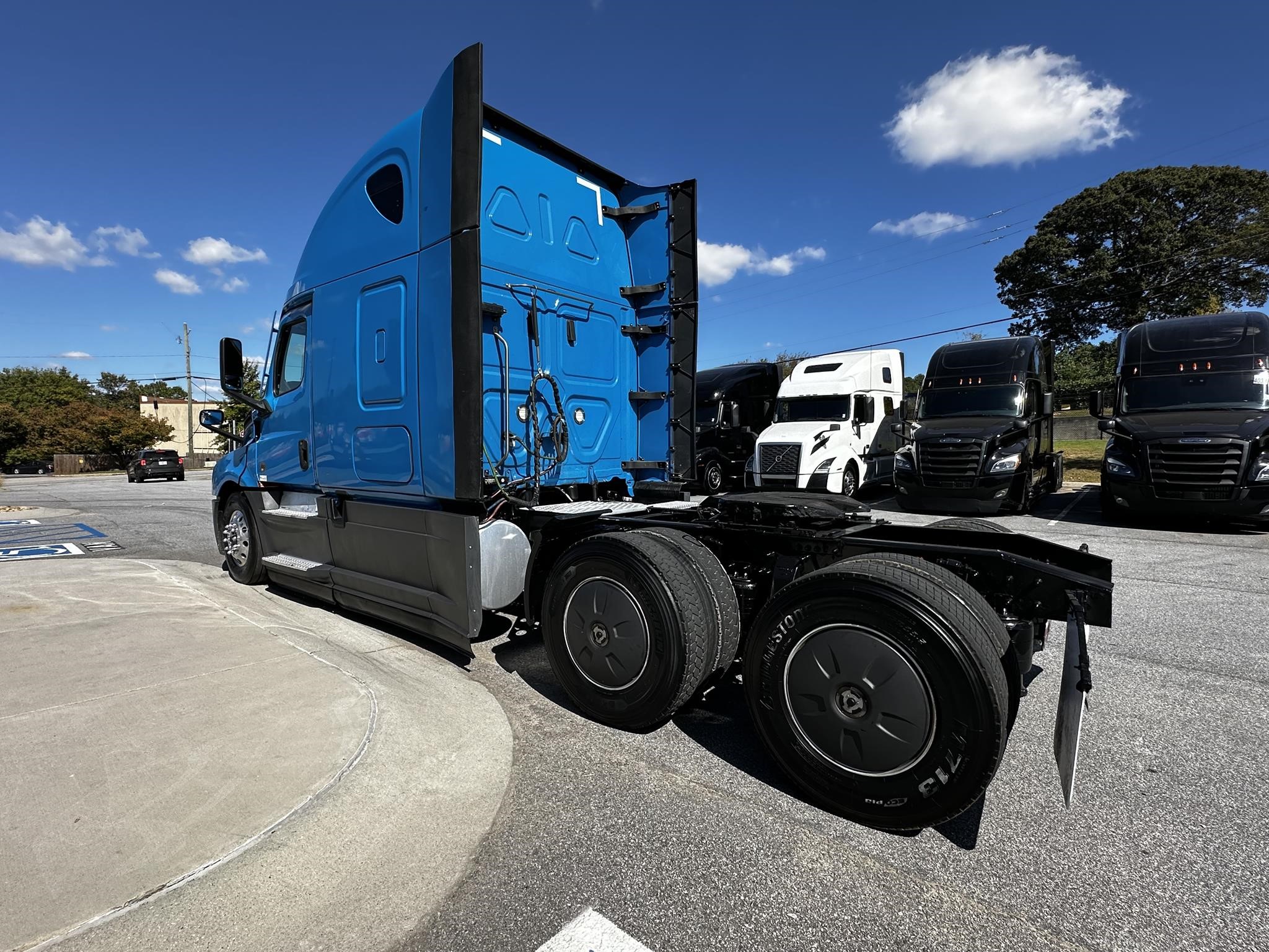 2021 FREIGHTLINER CASCADIA 126 - image 5 of 6