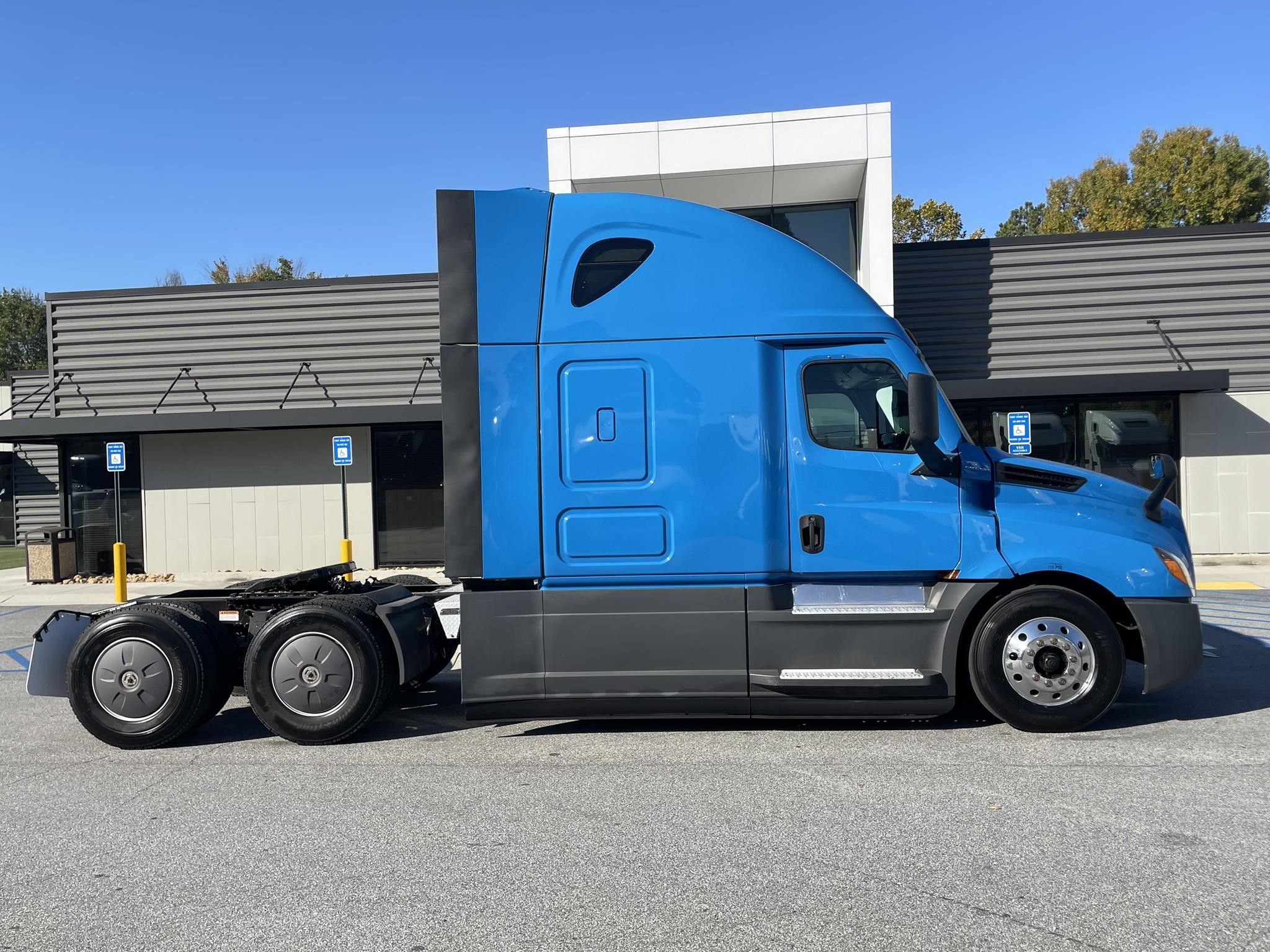 2021 FREIGHTLINER CASCADIA 126 - image 2 of 6