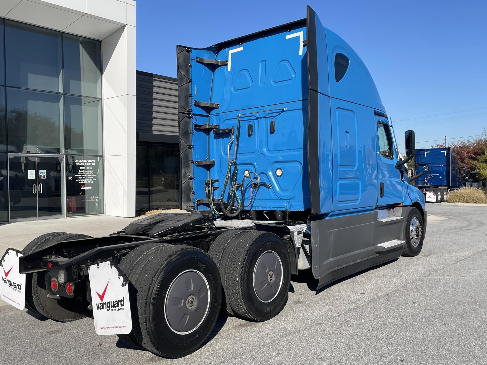 2021 FREIGHTLINER CASCADIA 126 - image 3 of 6