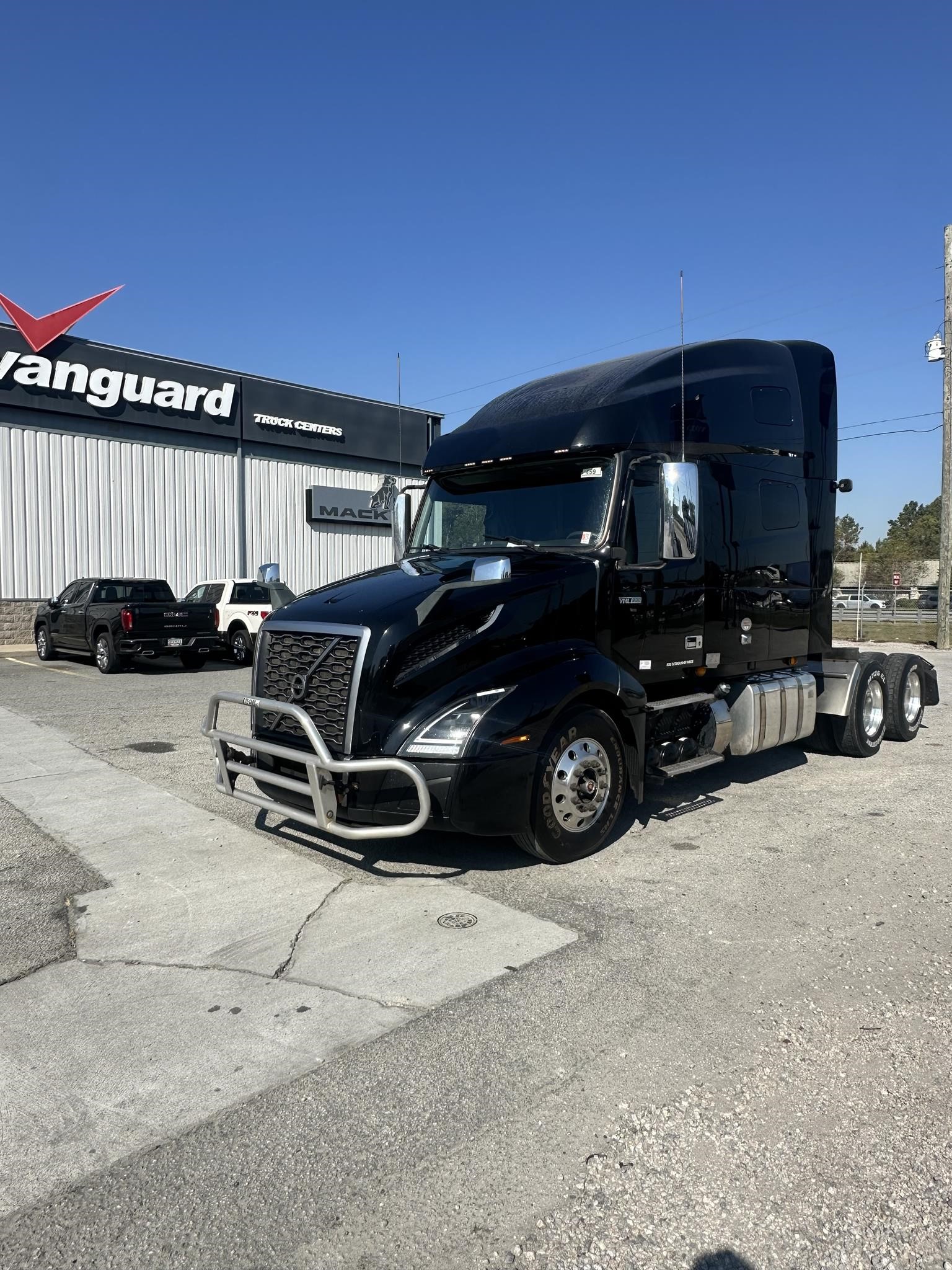 2019 VOLVO VNL64T760 - image 1 of 6