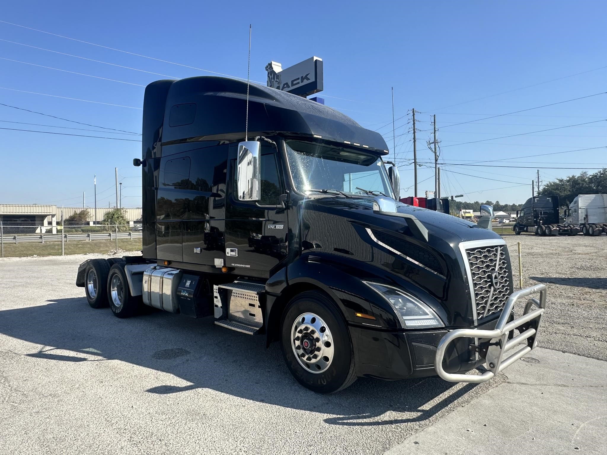 2019 VOLVO VNL64T760 - image 3 of 6