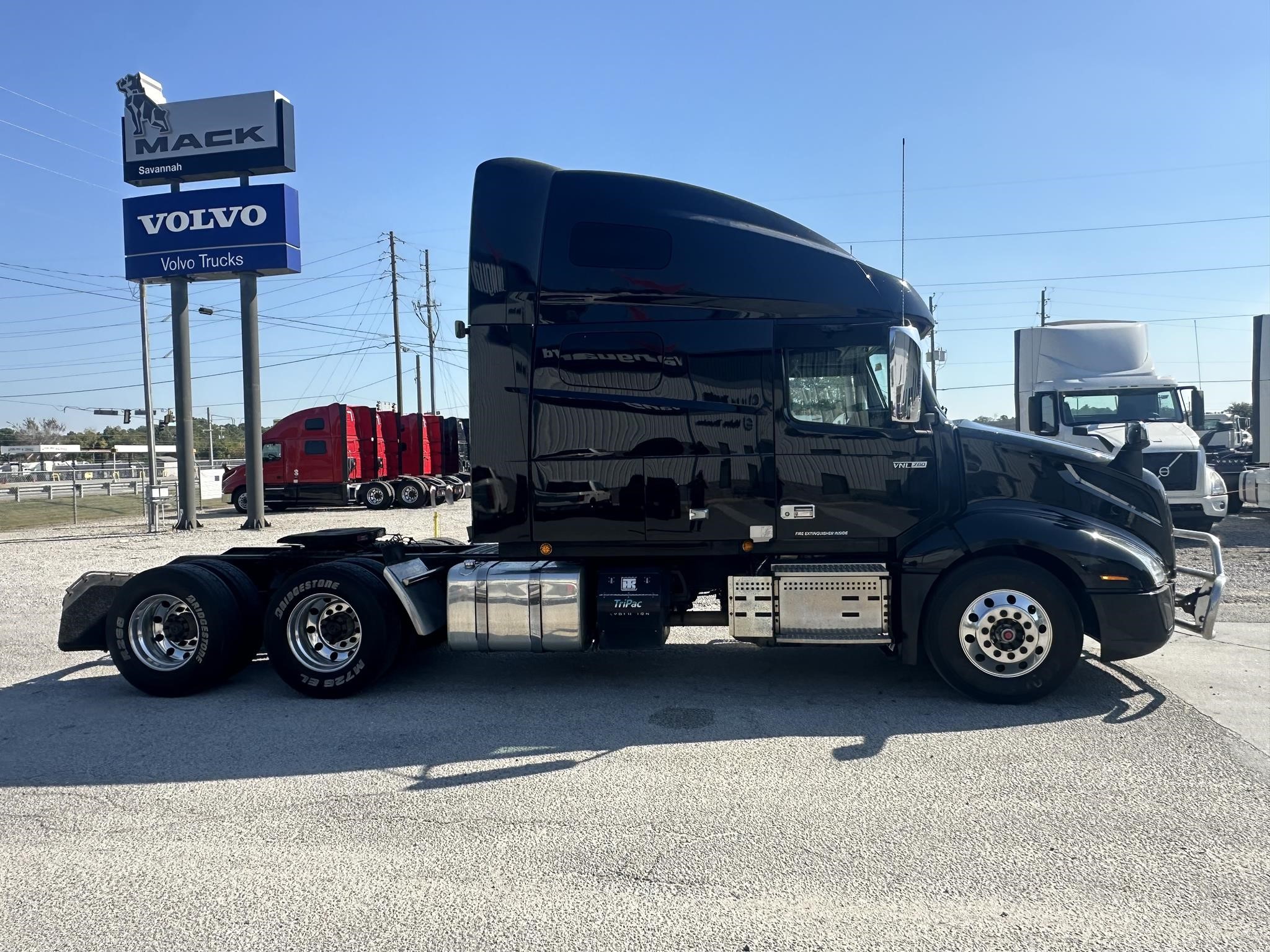 2019 VOLVO VNL64T760 - image 4 of 6