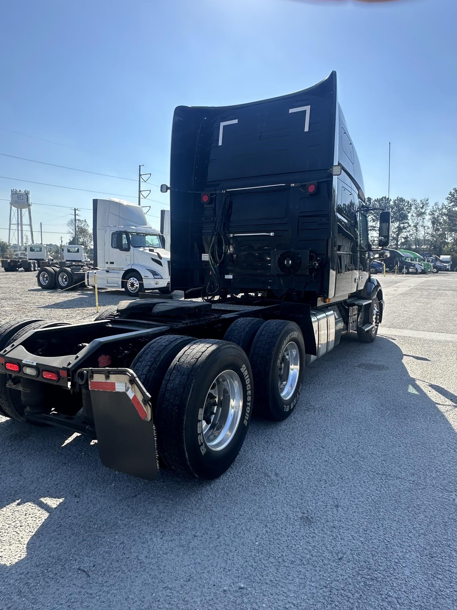 2019 VOLVO VNL64T760 - image 5 of 6