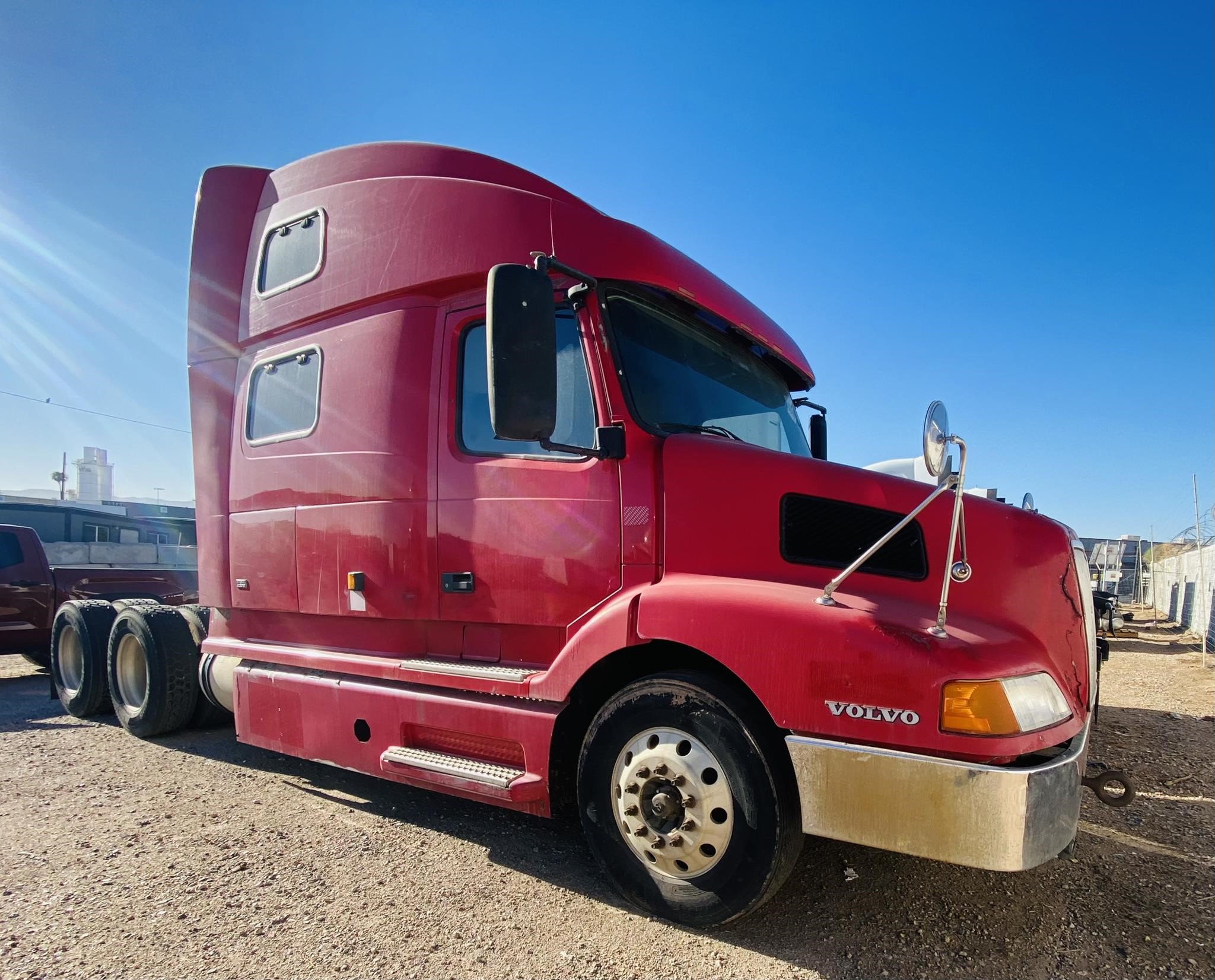 2002 VOLVO VNL64T770 - image 1 of 4