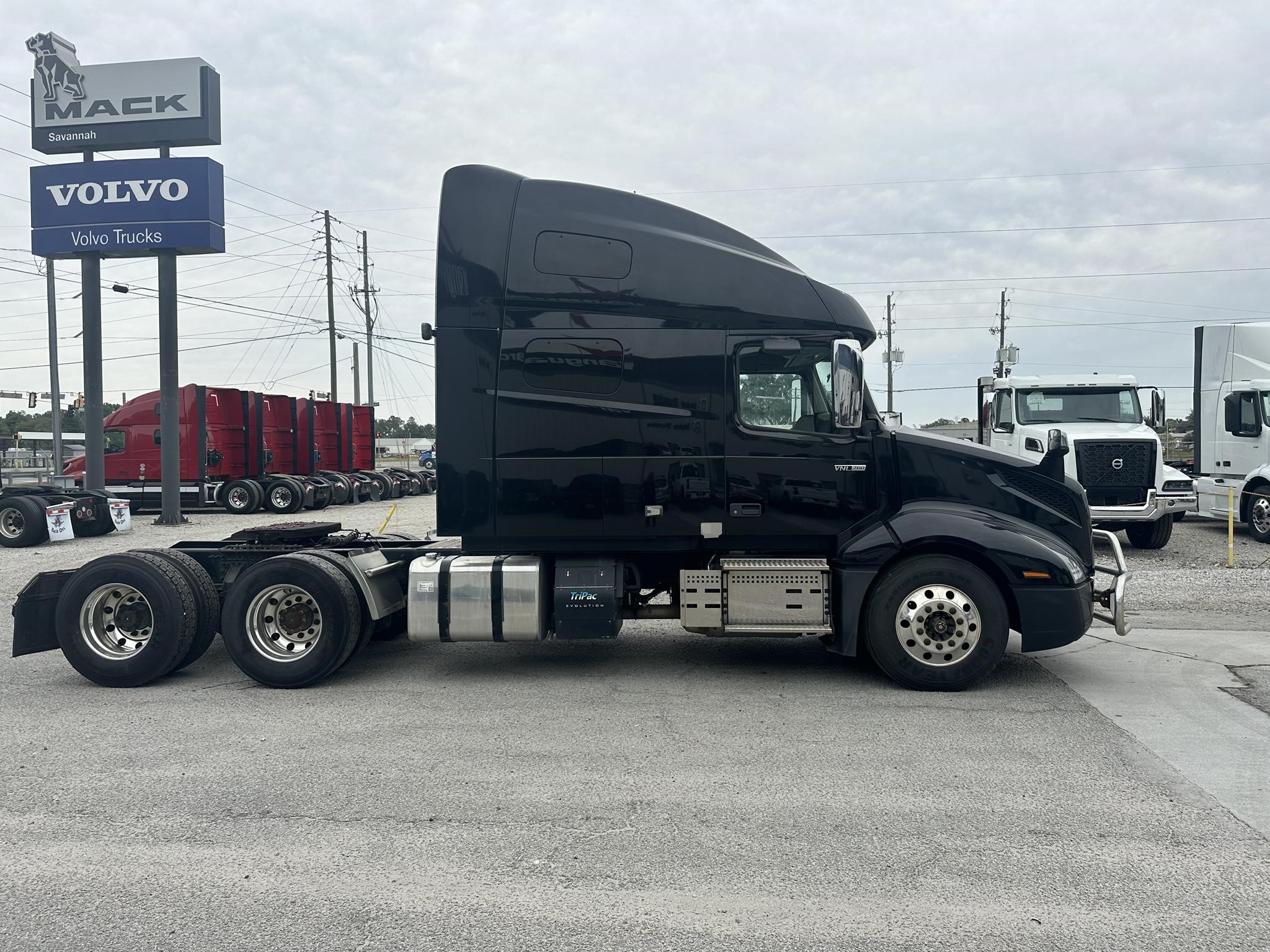 2019 VOLVO VNL64T760 - image 4 of 6