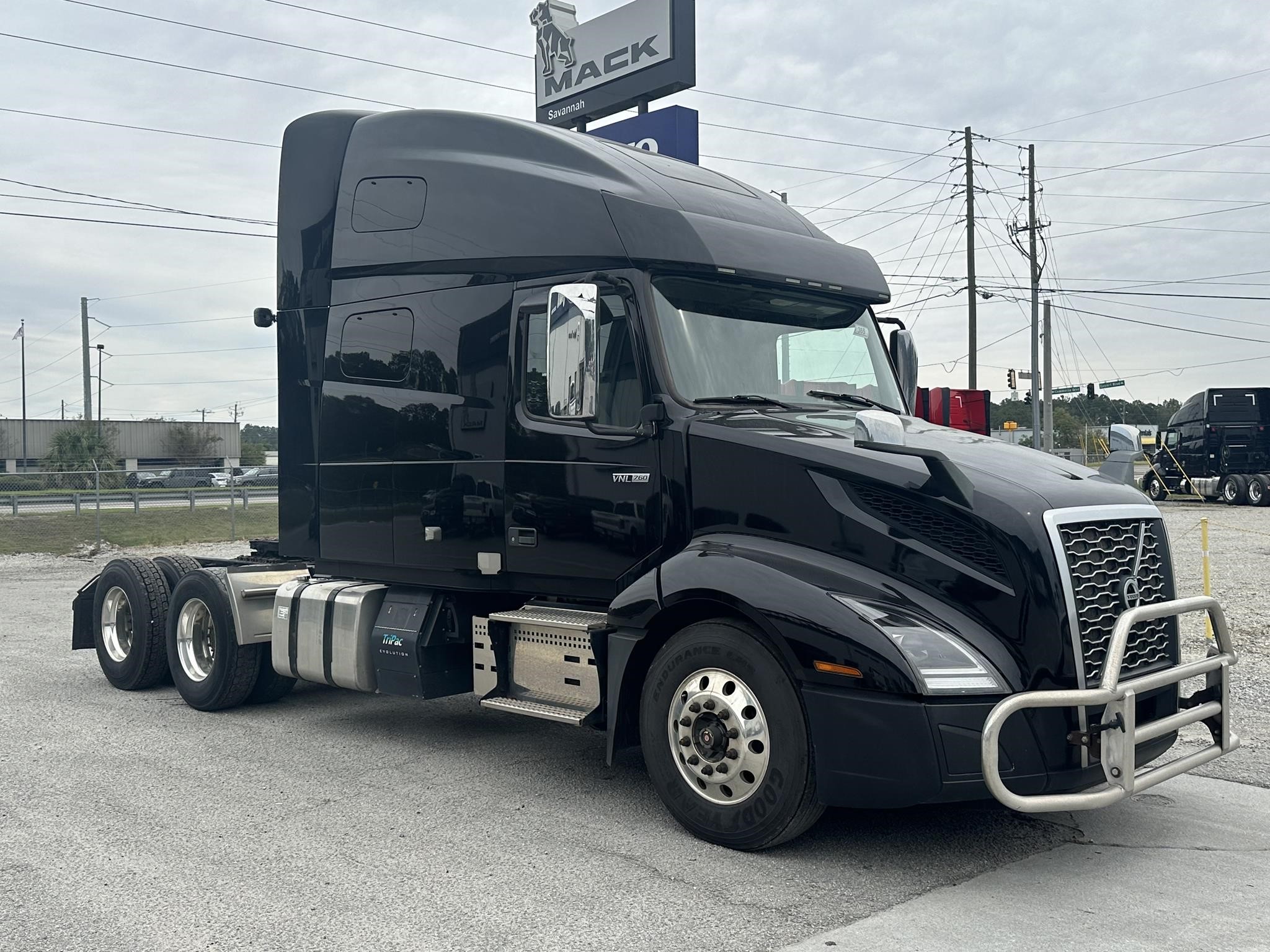 2019 VOLVO VNL64T760 - image 3 of 6