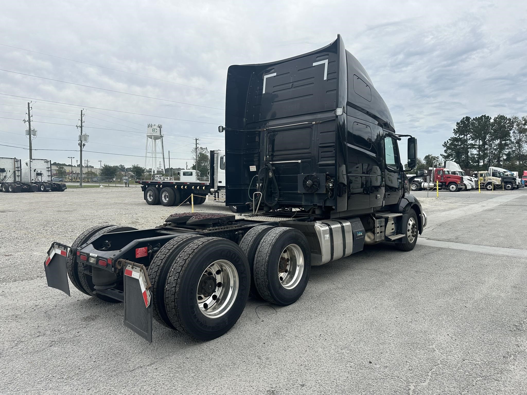 2019 VOLVO VNL64T760 - image 5 of 6