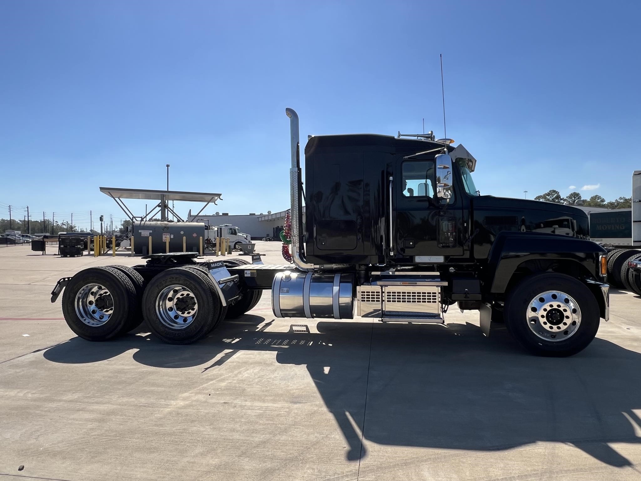 2025 MACK PINNACLE 64T - image 3 of 4