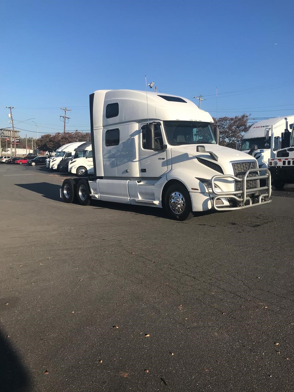 2020 VOLVO VNL64T860 - image 2 of 6