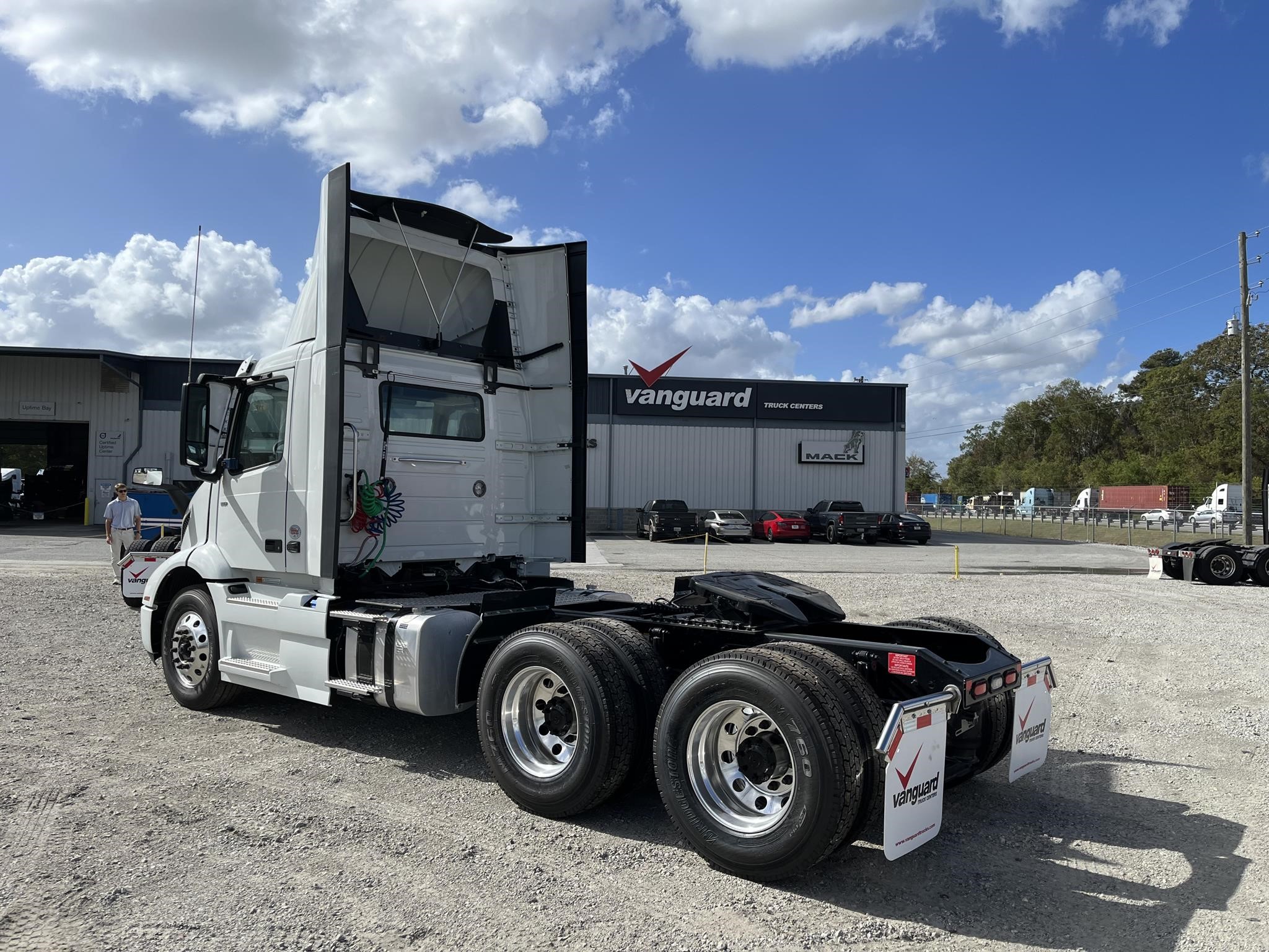 2025 VOLVO VNR64T300 - image 5 of 6