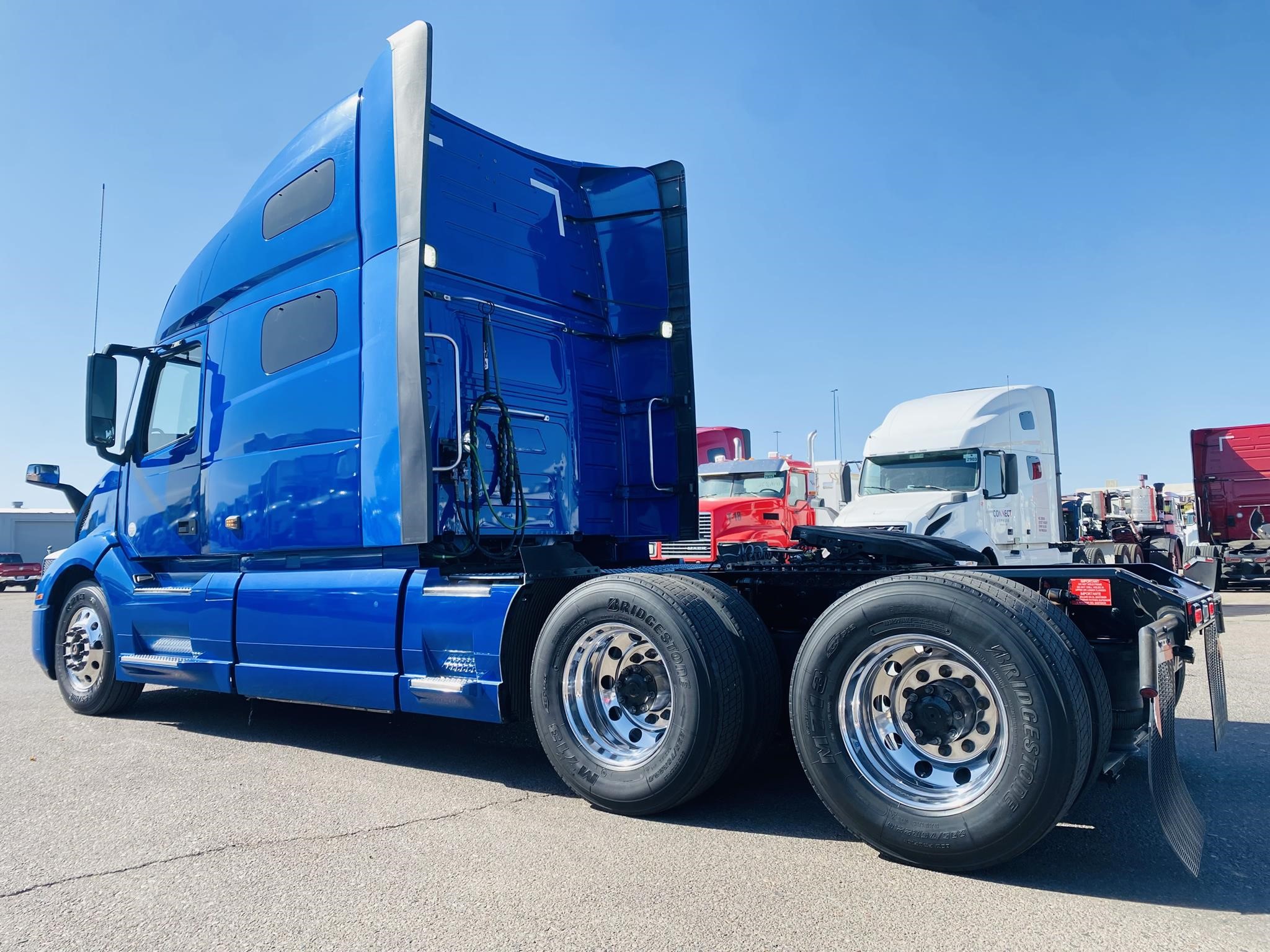 2020 VOLVO VNL64T760 - image 2 of 6