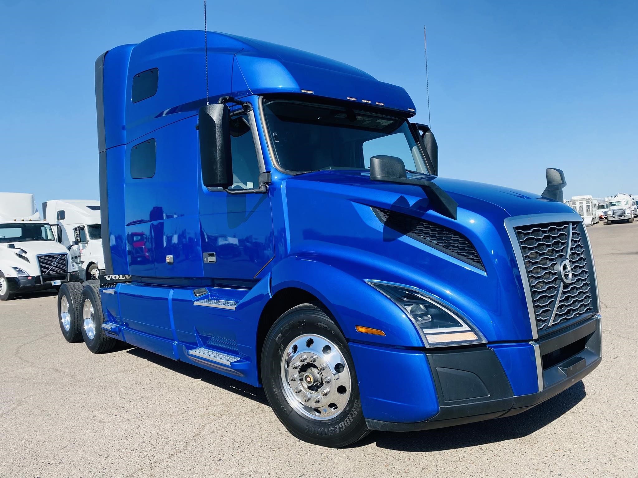 2020 VOLVO VNL64T760 - image 3 of 6