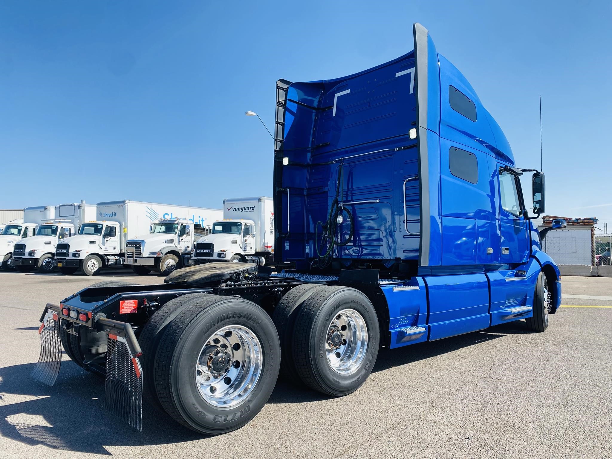 2020 VOLVO VNL64T760 - image 4 of 6