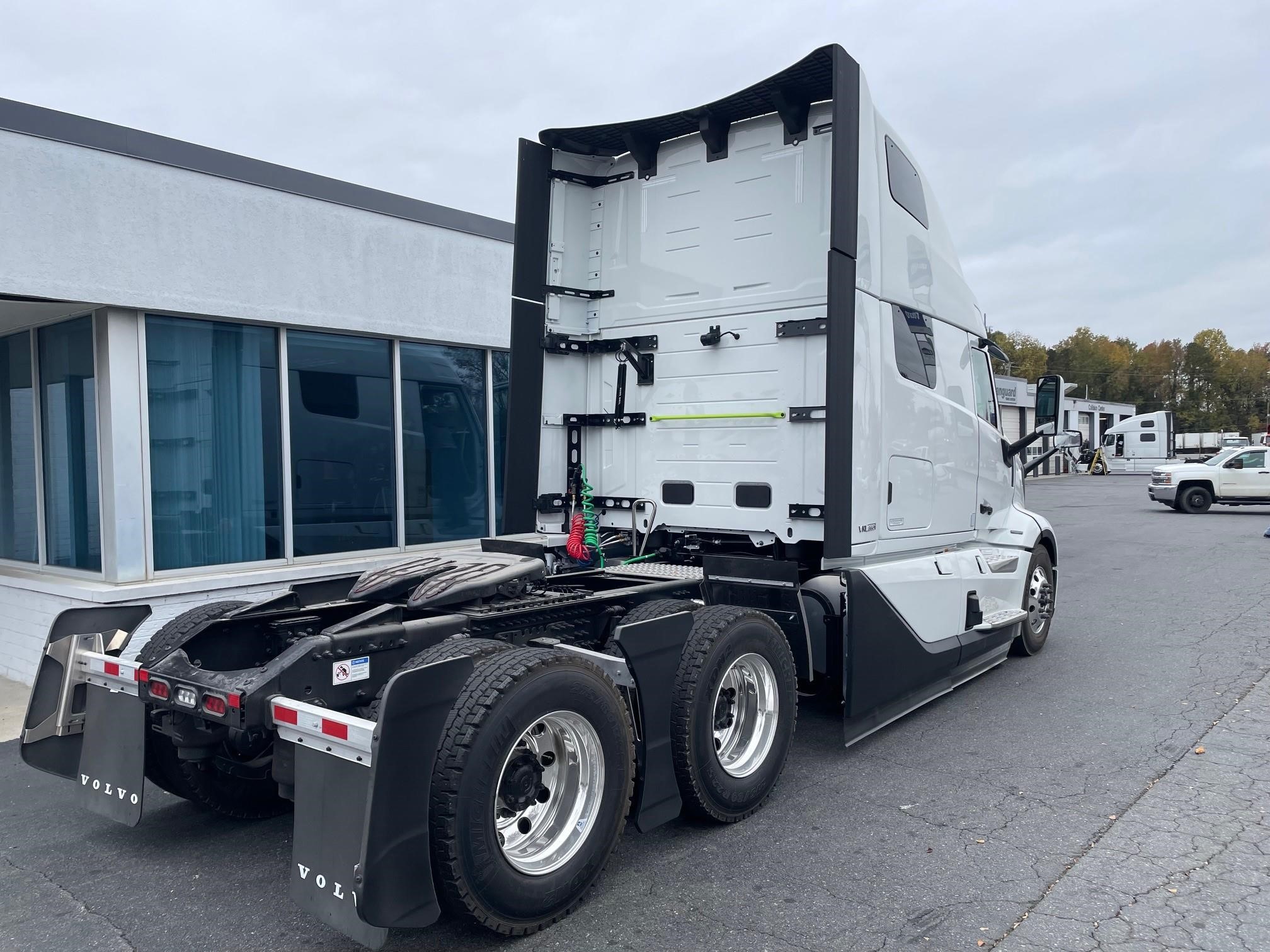 2025 VOLVO VNL64T860 - image 5 of 6