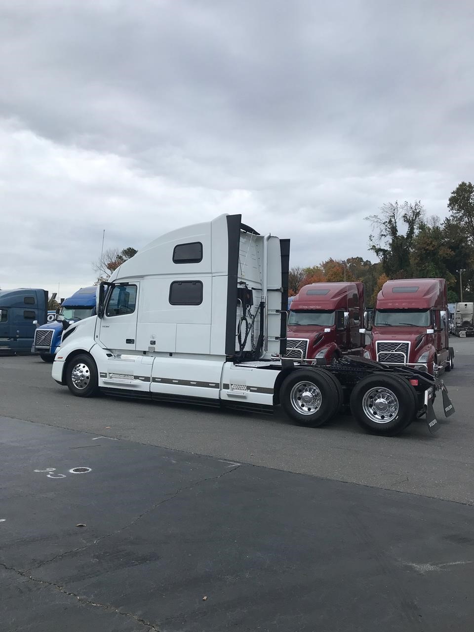 2022 VOLVO VNL64T860 - image 4 of 6