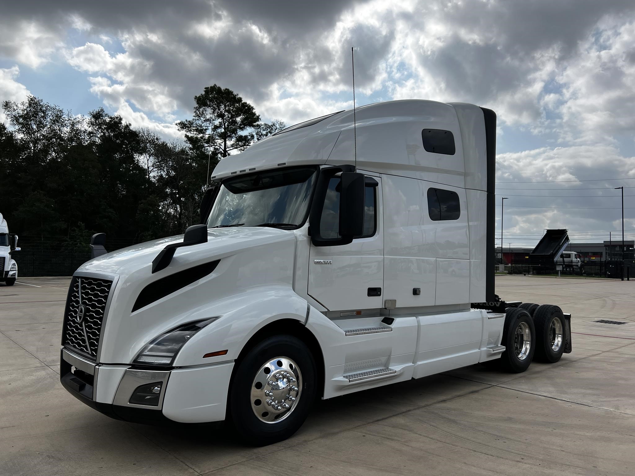 2024 VOLVO VNL64T760 - image 1 of 6