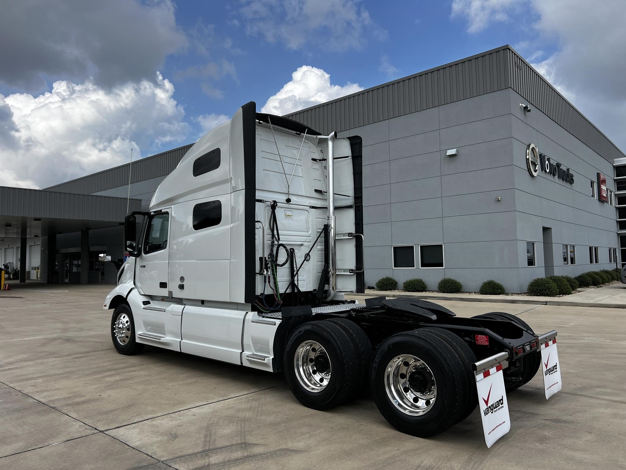 2024 VOLVO VNL64T760 - image 5 of 6