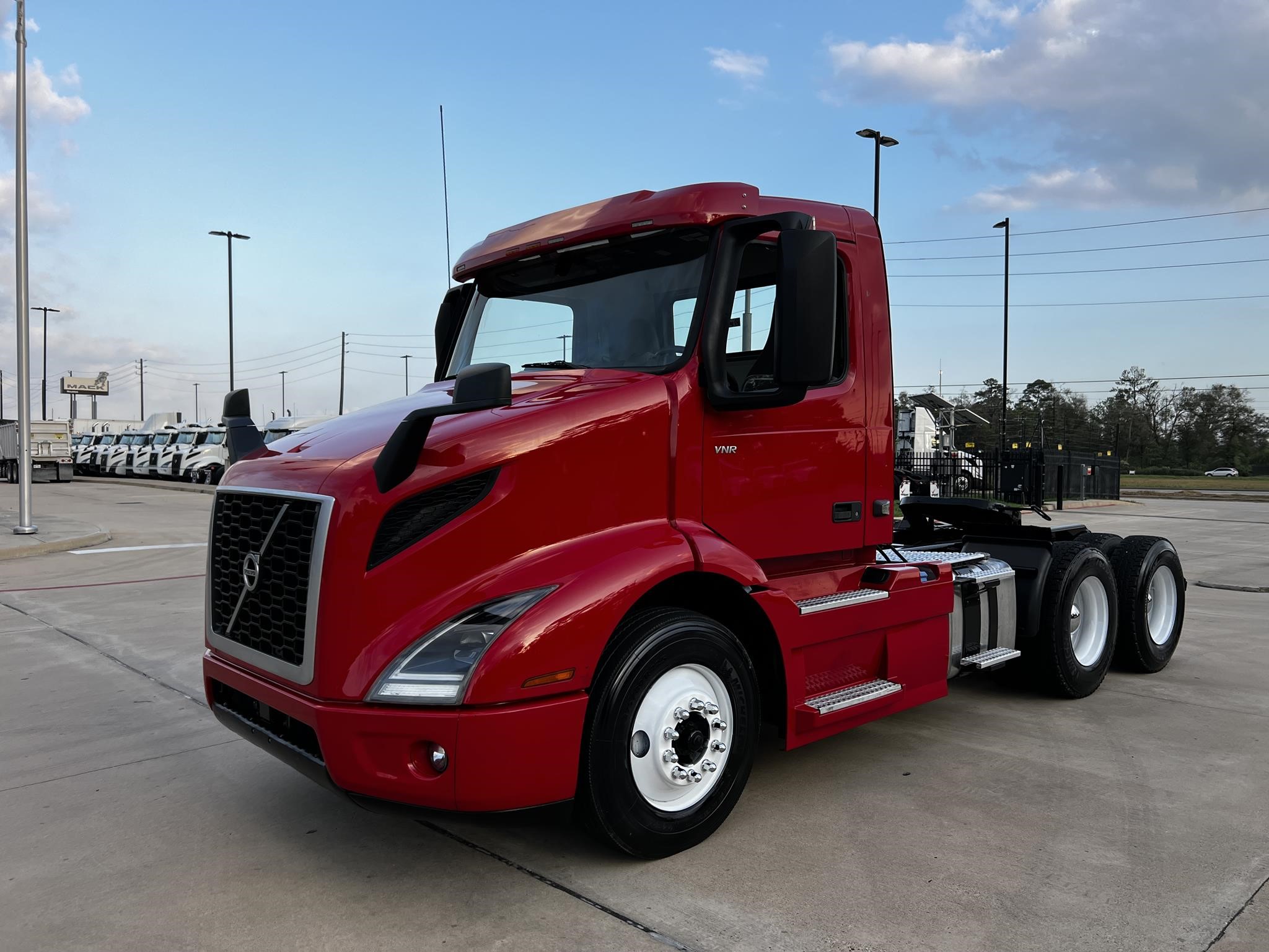 2020 VOLVO VNR64T300 - image 1 of 6