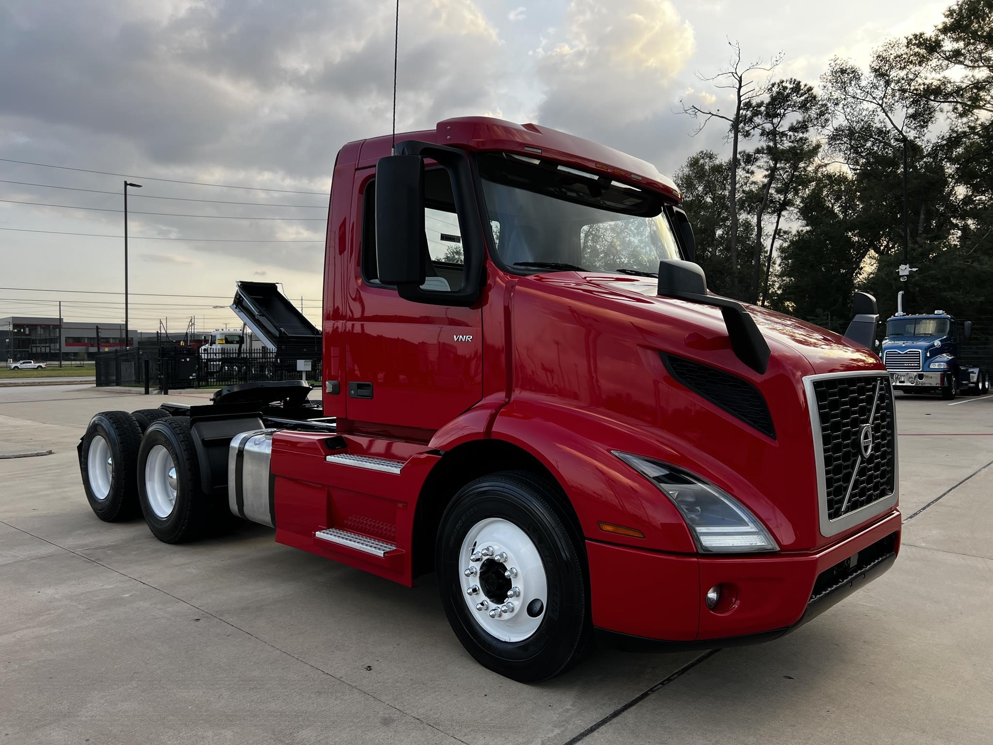 2020 VOLVO VNR64T300 - image 3 of 6