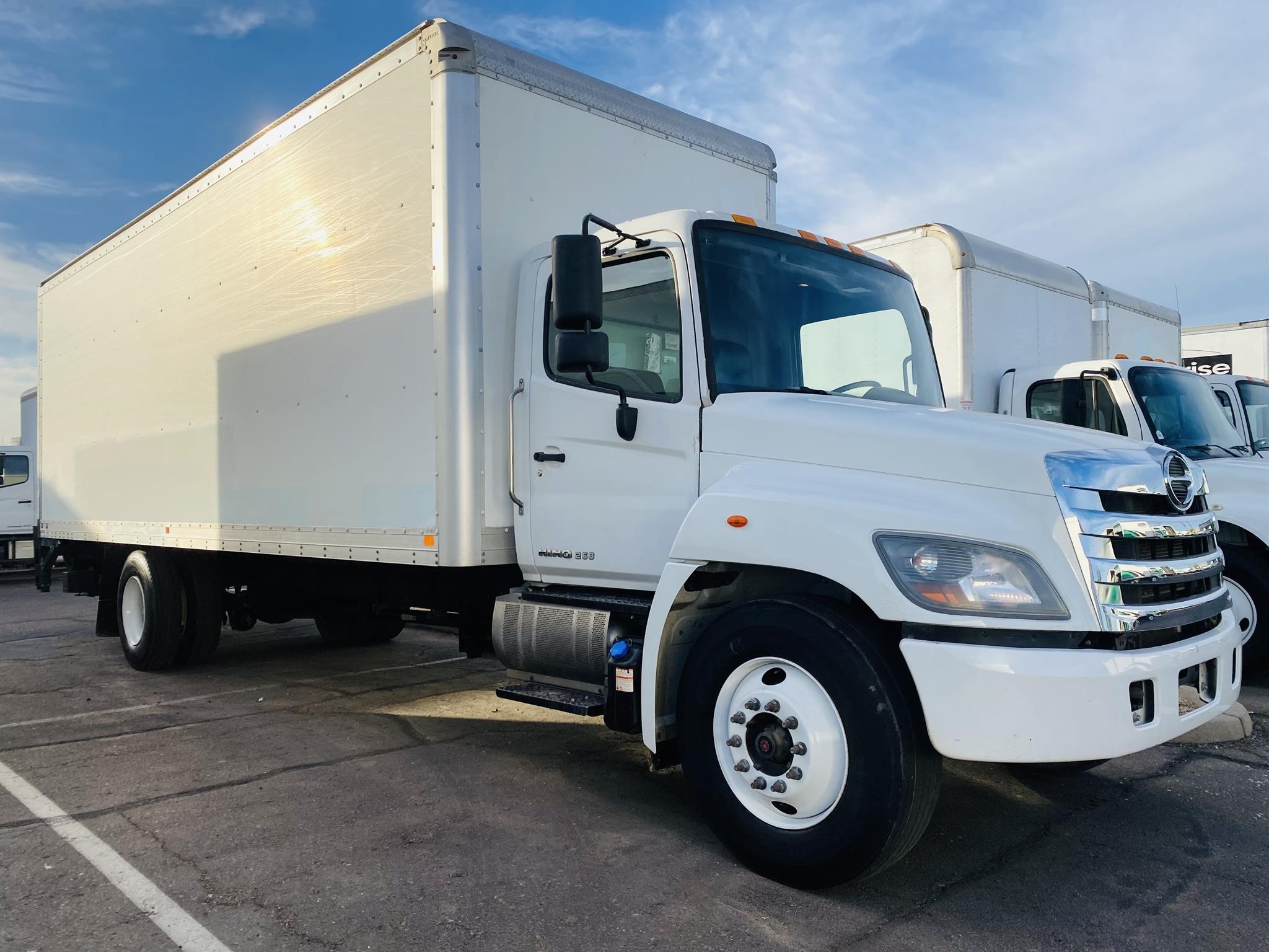 2020 HINO 268A - image 2 of 6