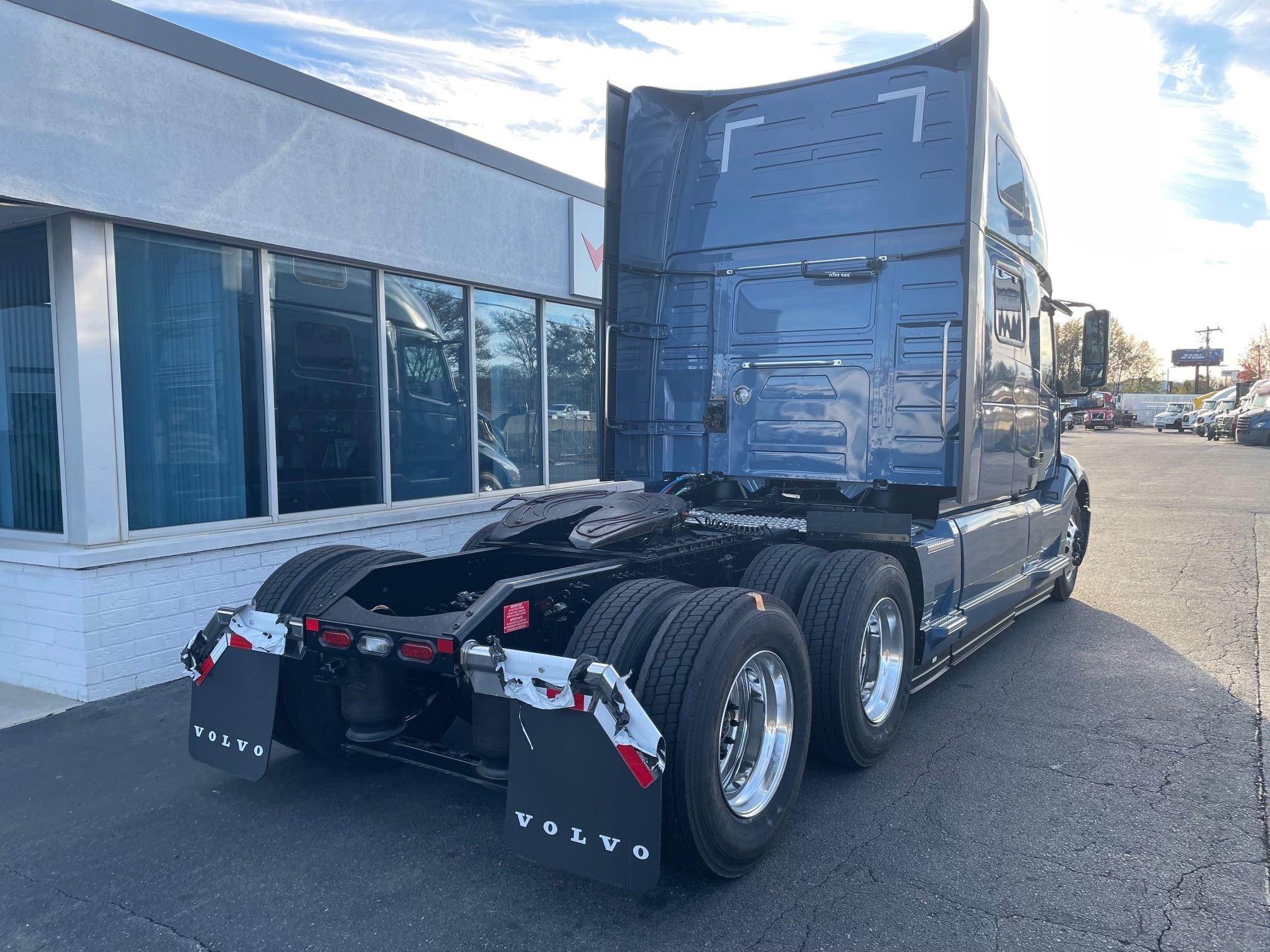 2025 VOLVO VNL64T860 - image 2 of 6