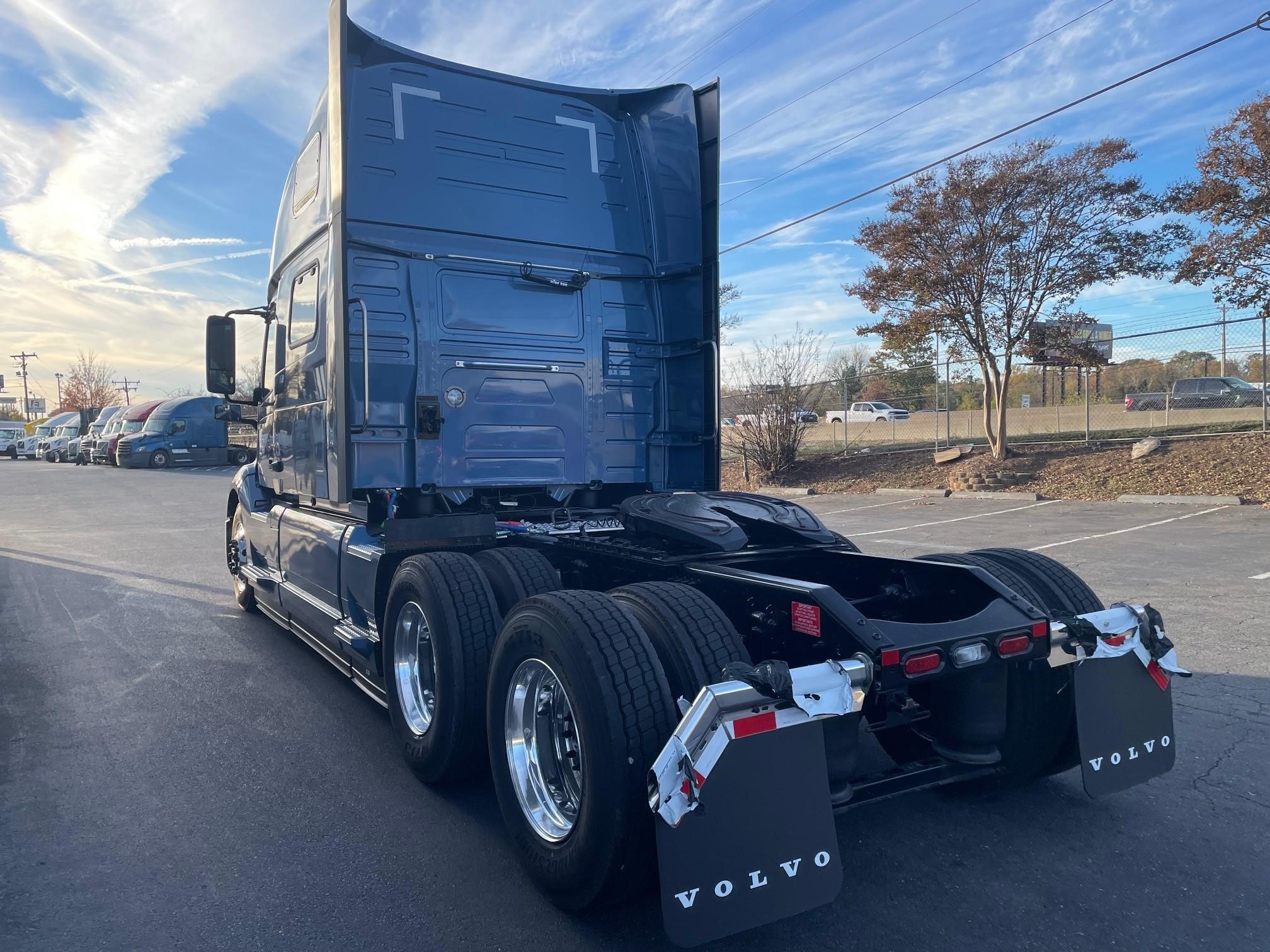 2025 VOLVO VNL64T860 - image 2 of 6