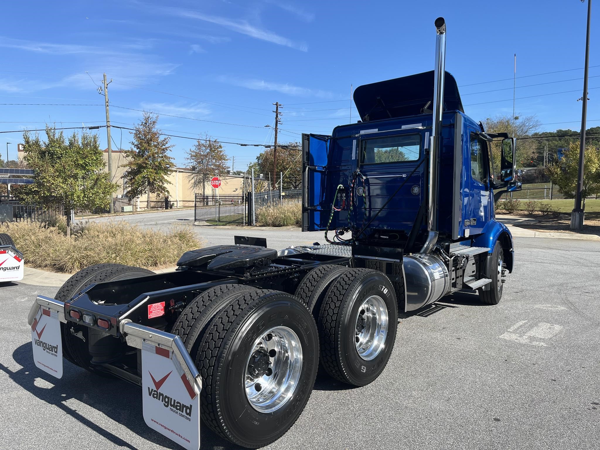 2025 VOLVO VNR64T300 - image 3 of 6