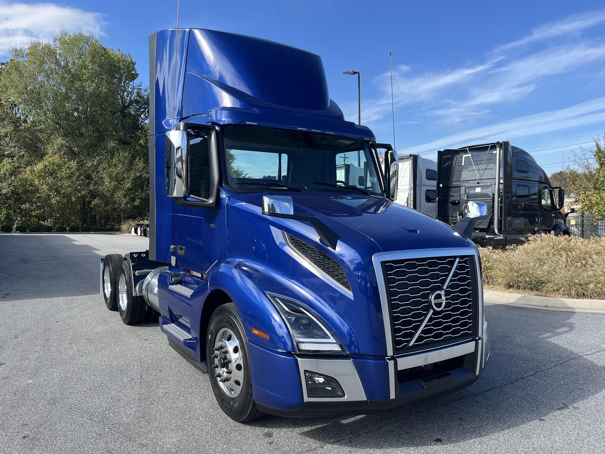 2025 VOLVO VNL64T300 - image 1 of 6