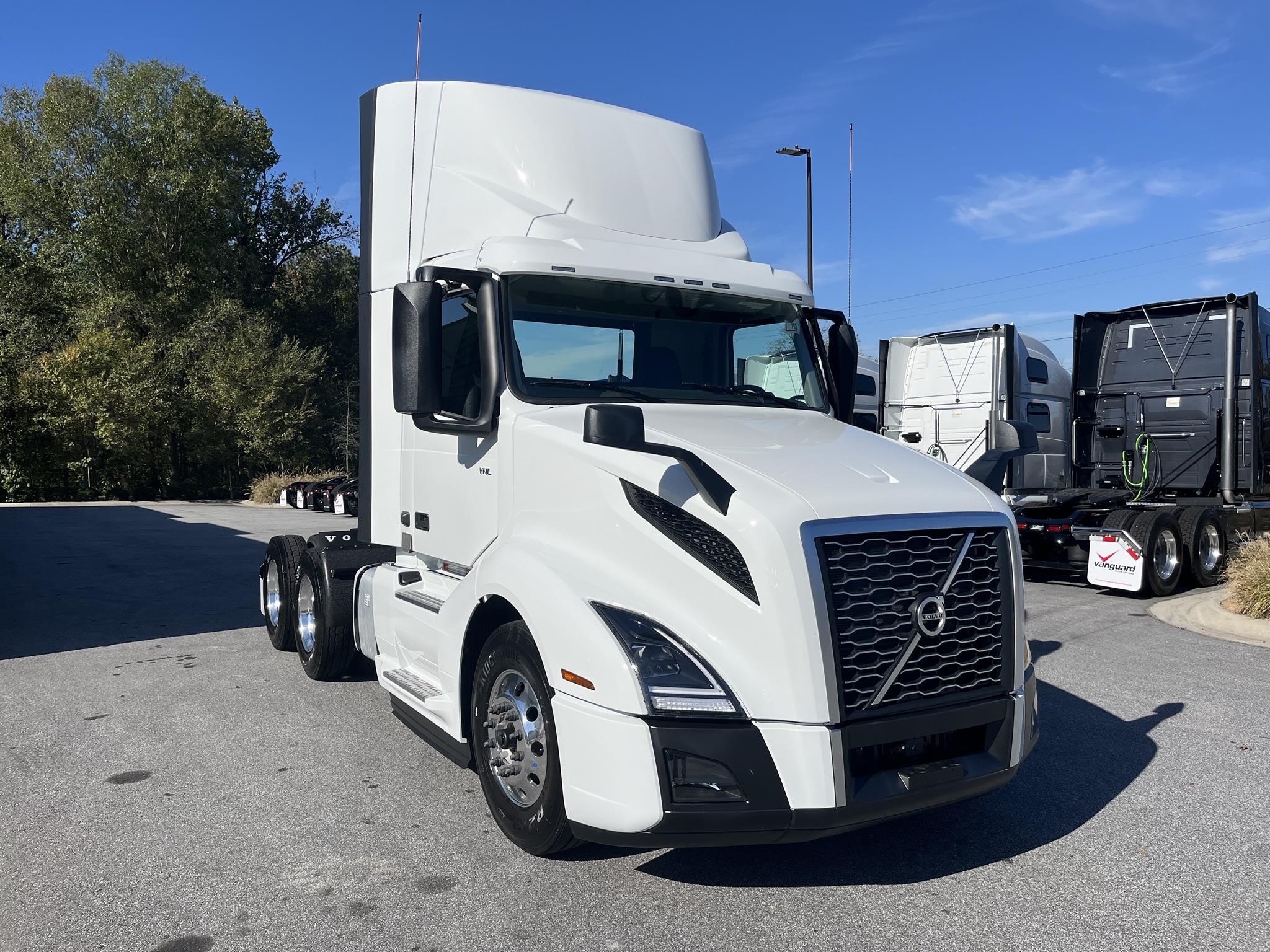 2025 VOLVO VNL64T300 - image 1 of 6