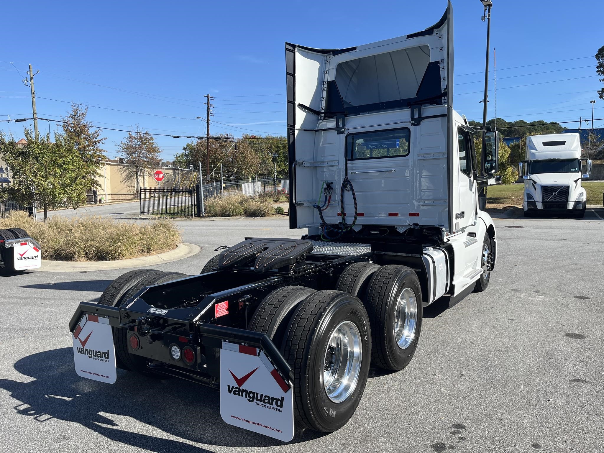 2025 VOLVO VNL64T300 - image 3 of 6