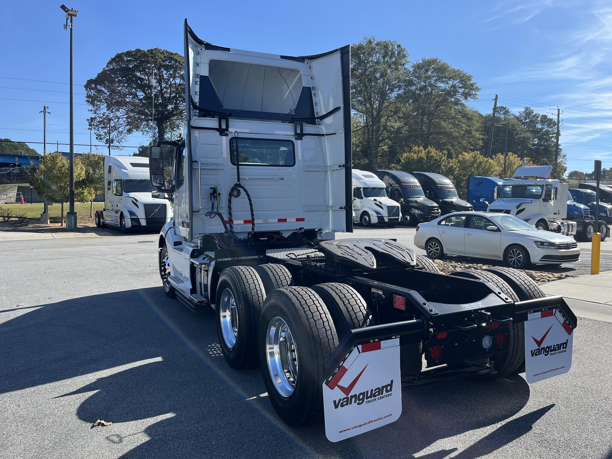 2025 VOLVO VNL64T300 - image 5 of 6