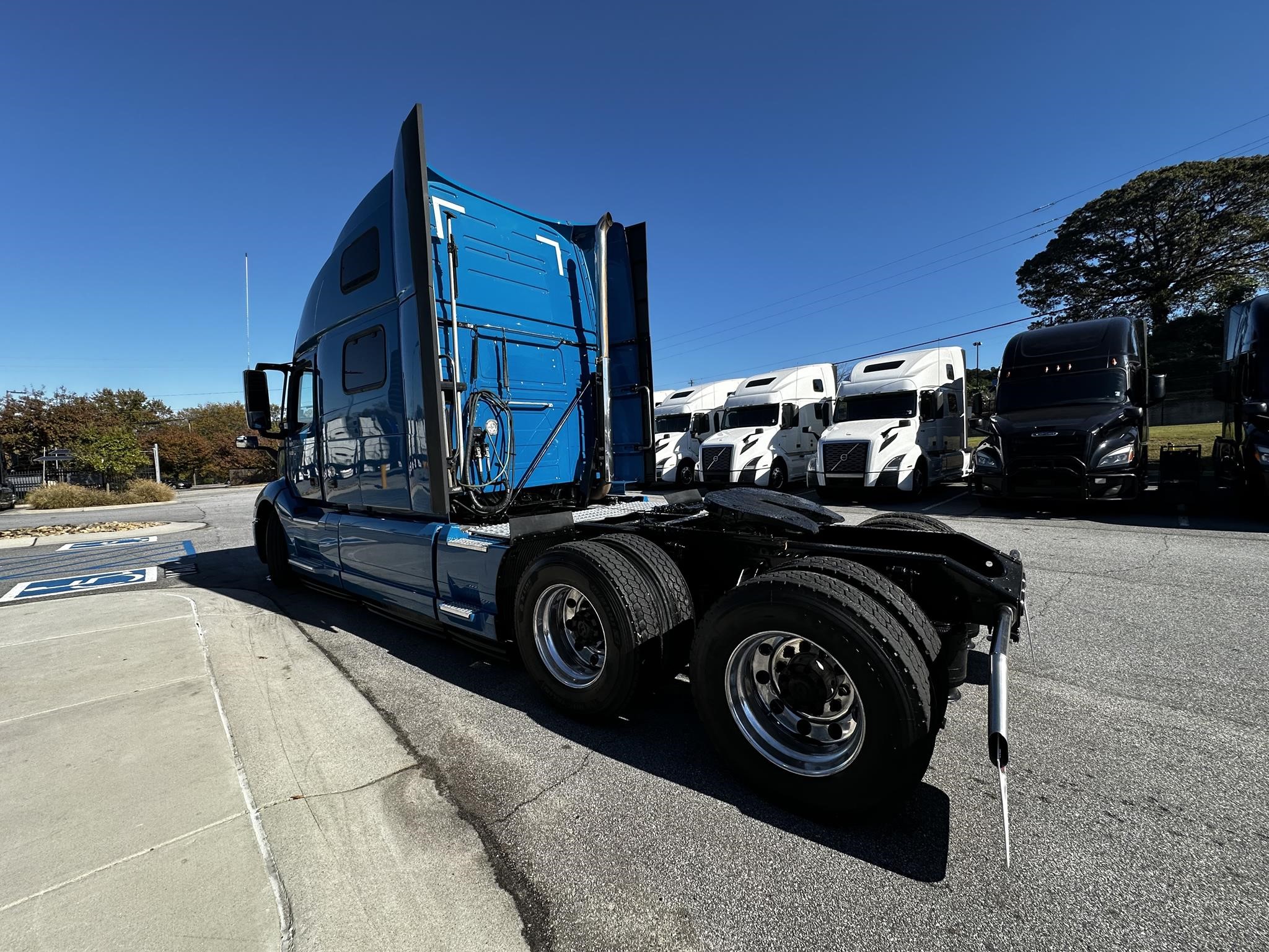 2022 VOLVO VNL64T860 - image 4 of 6