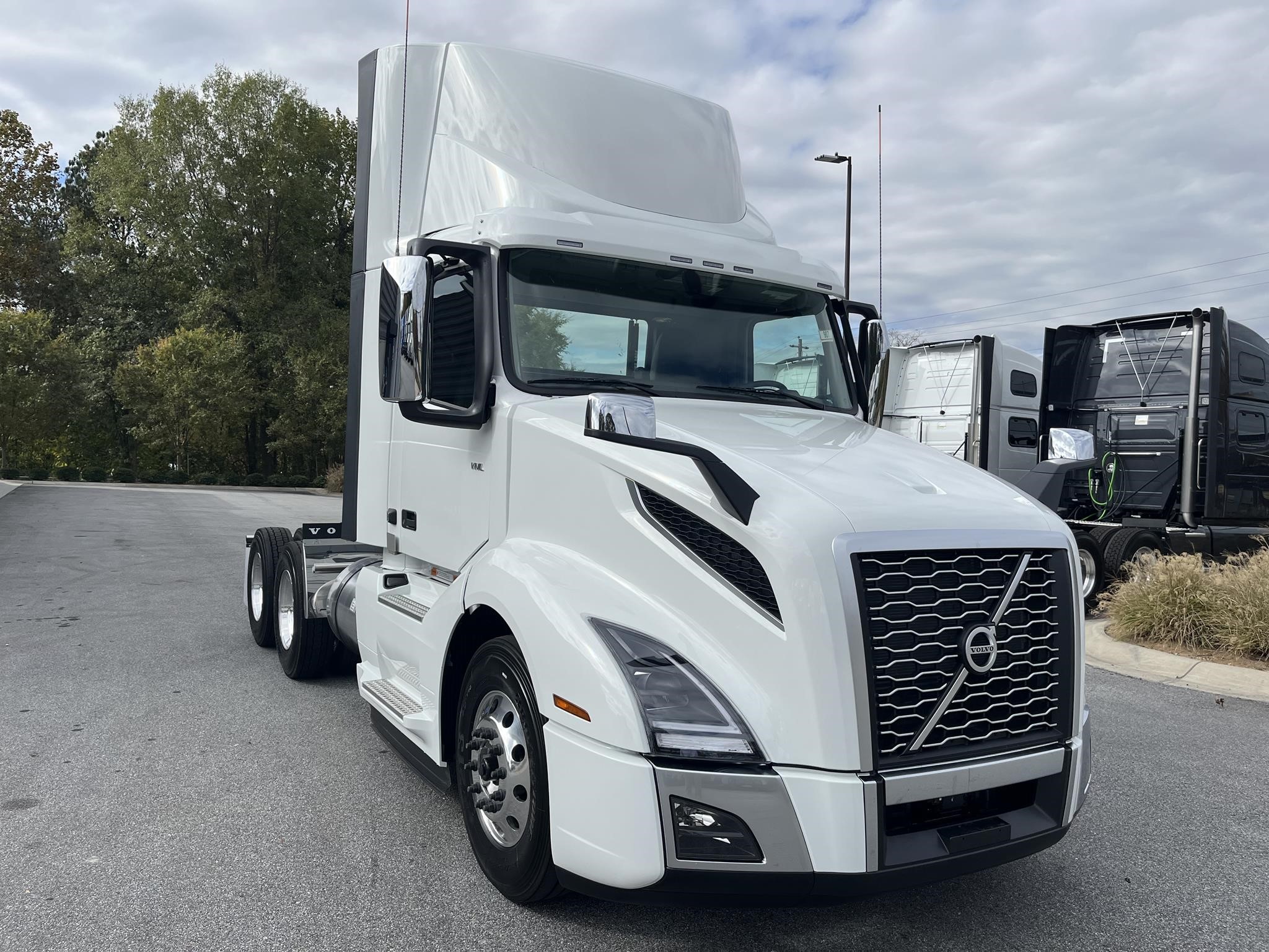 2025 VOLVO VNL64T300 - image 1 of 6