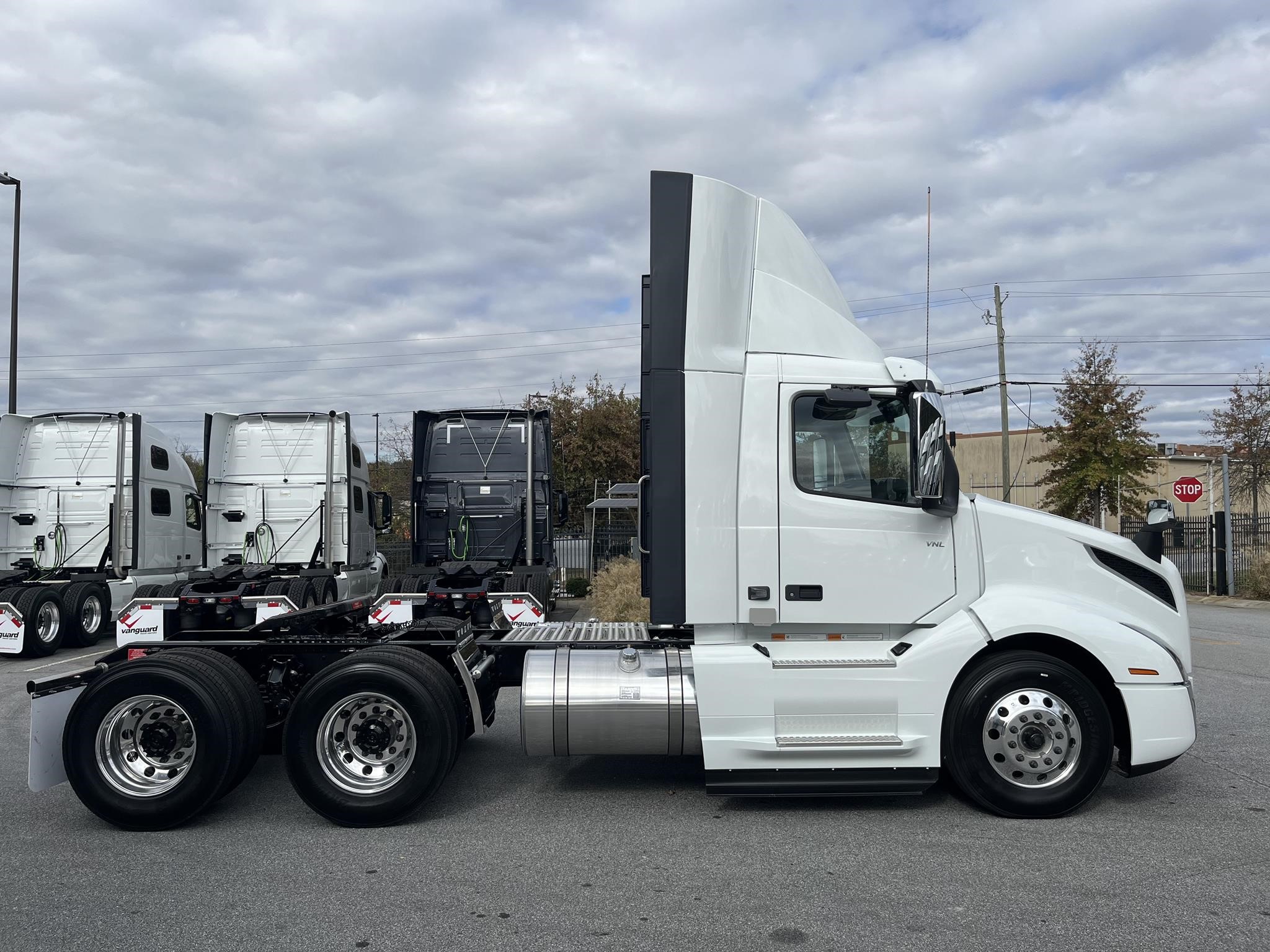 2025 VOLVO VNL64T300 - image 2 of 6