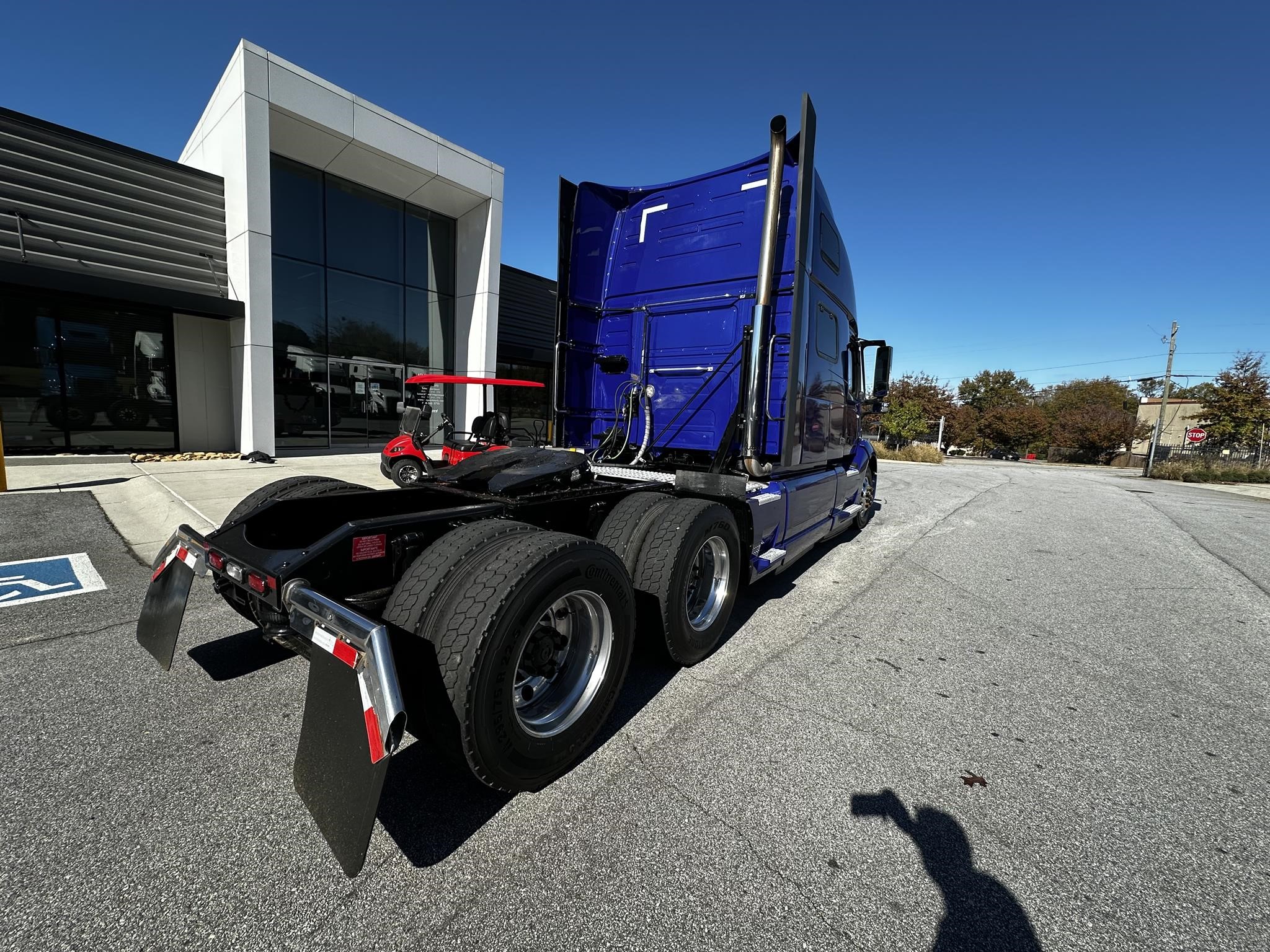 2022 VOLVO VNL64T860 - image 3 of 6