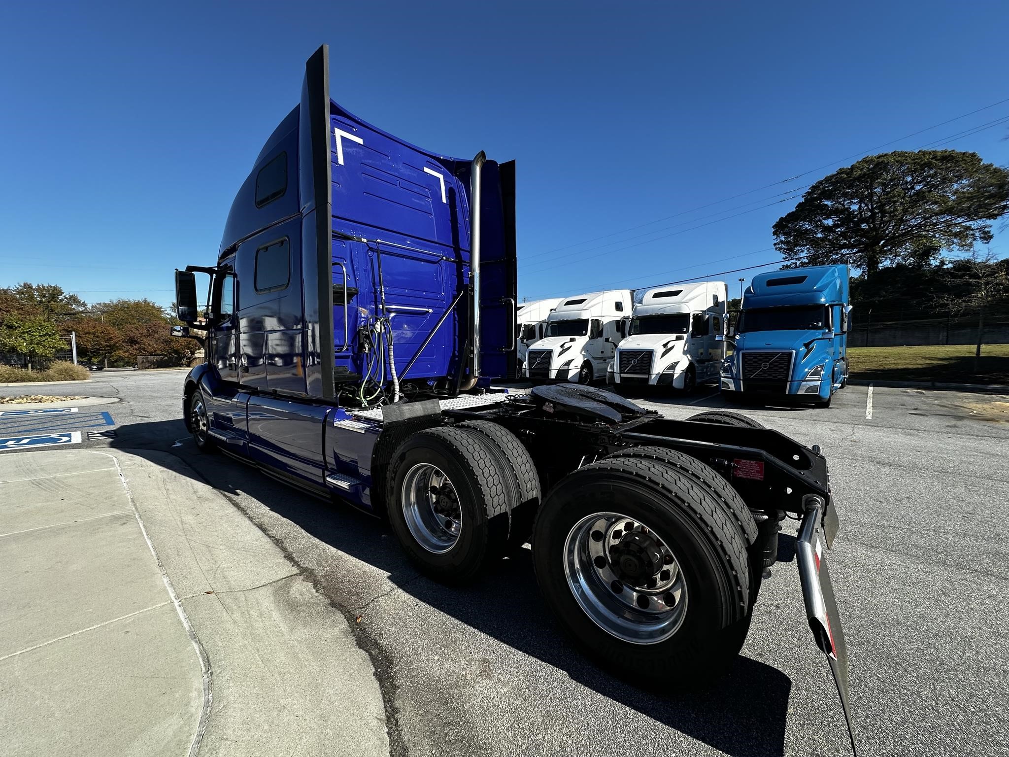 2022 VOLVO VNL64T860 - image 4 of 6