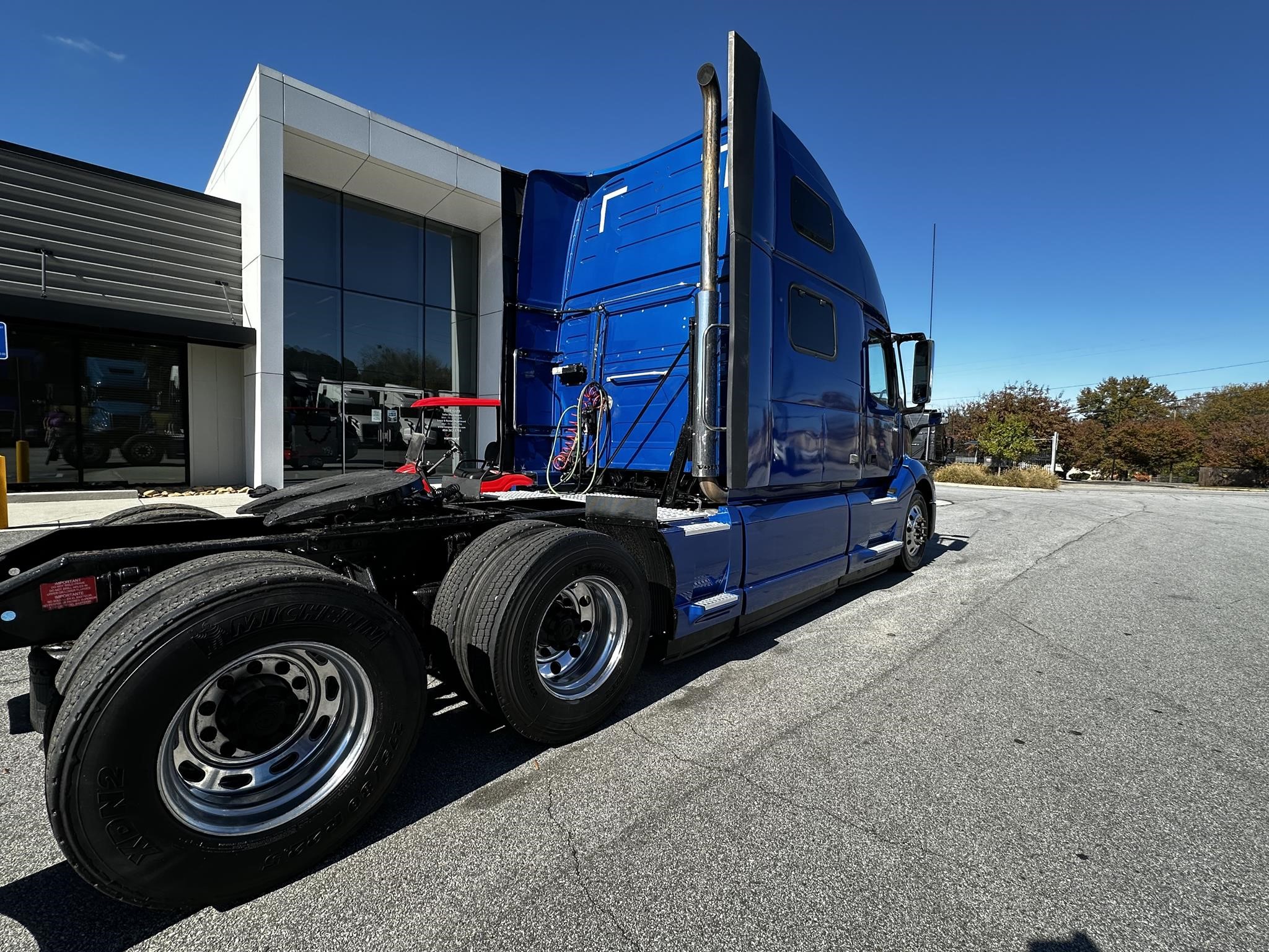 2021 VOLVO VNL64T860 - image 3 of 6