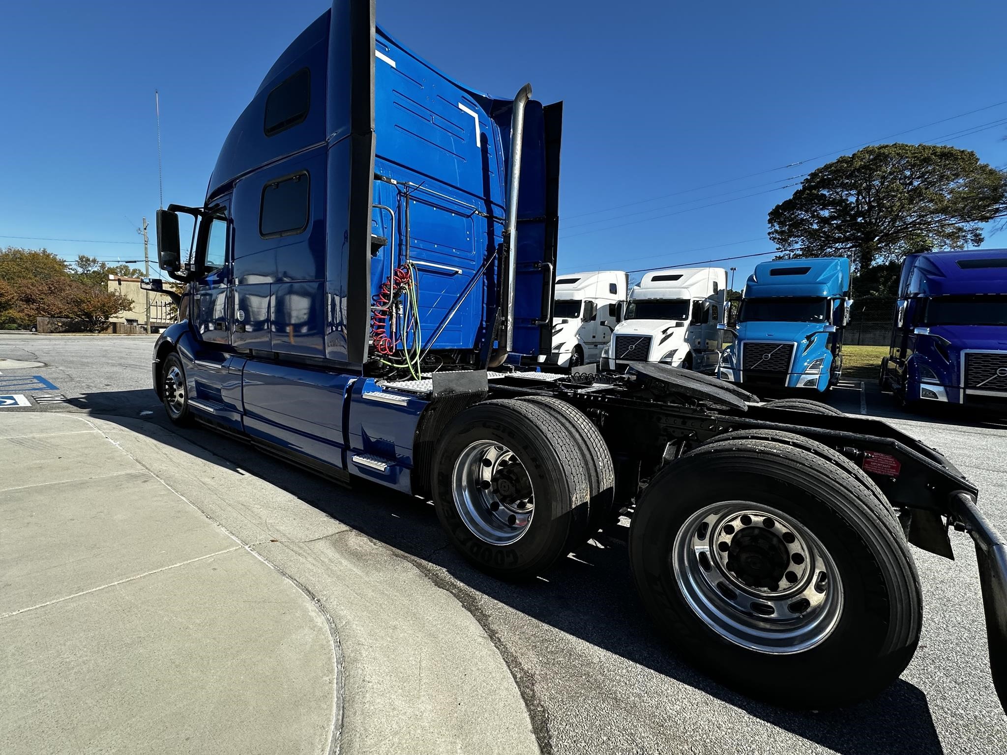 2021 VOLVO VNL64T860 - image 4 of 6