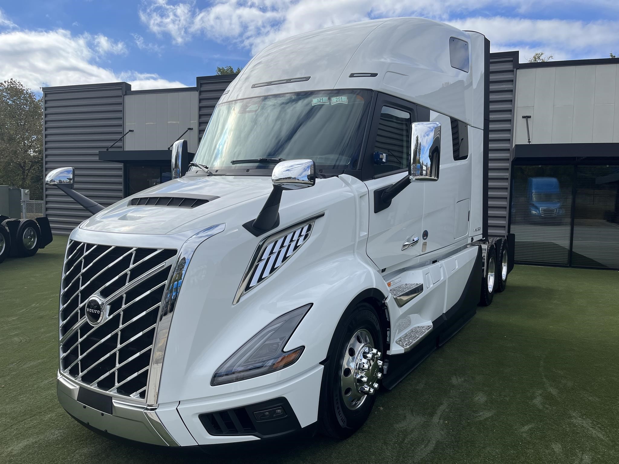 2025 VOLVO VNL64T860 - image 1 of 6