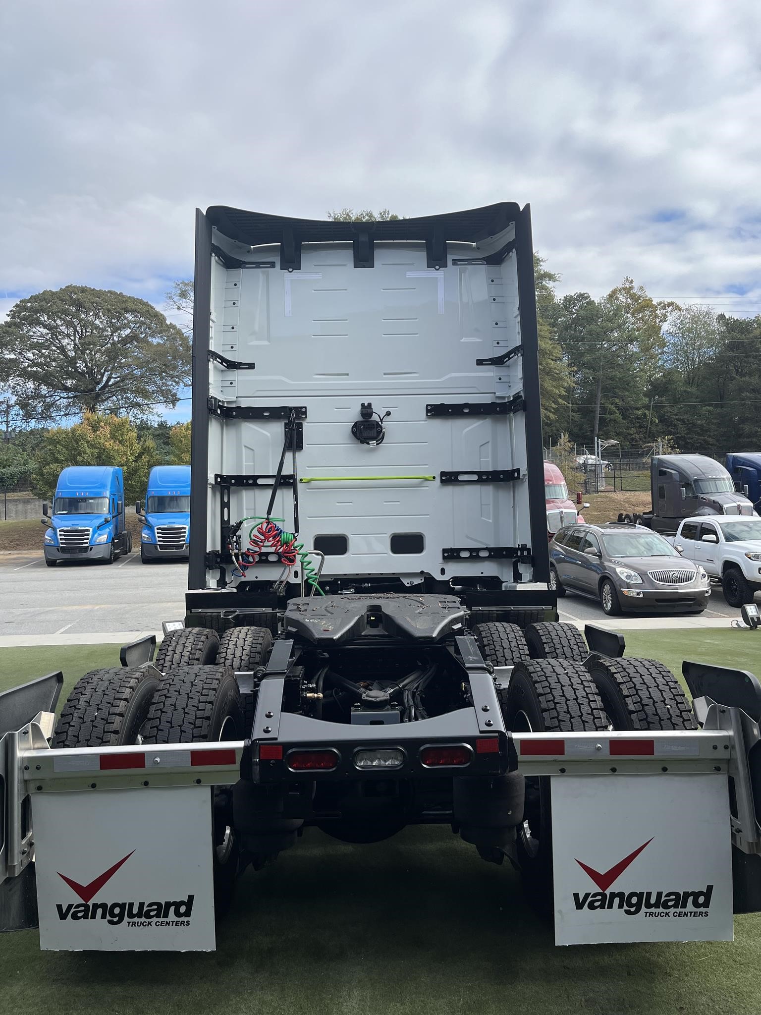 2025 VOLVO VNL64T860 - image 3 of 6