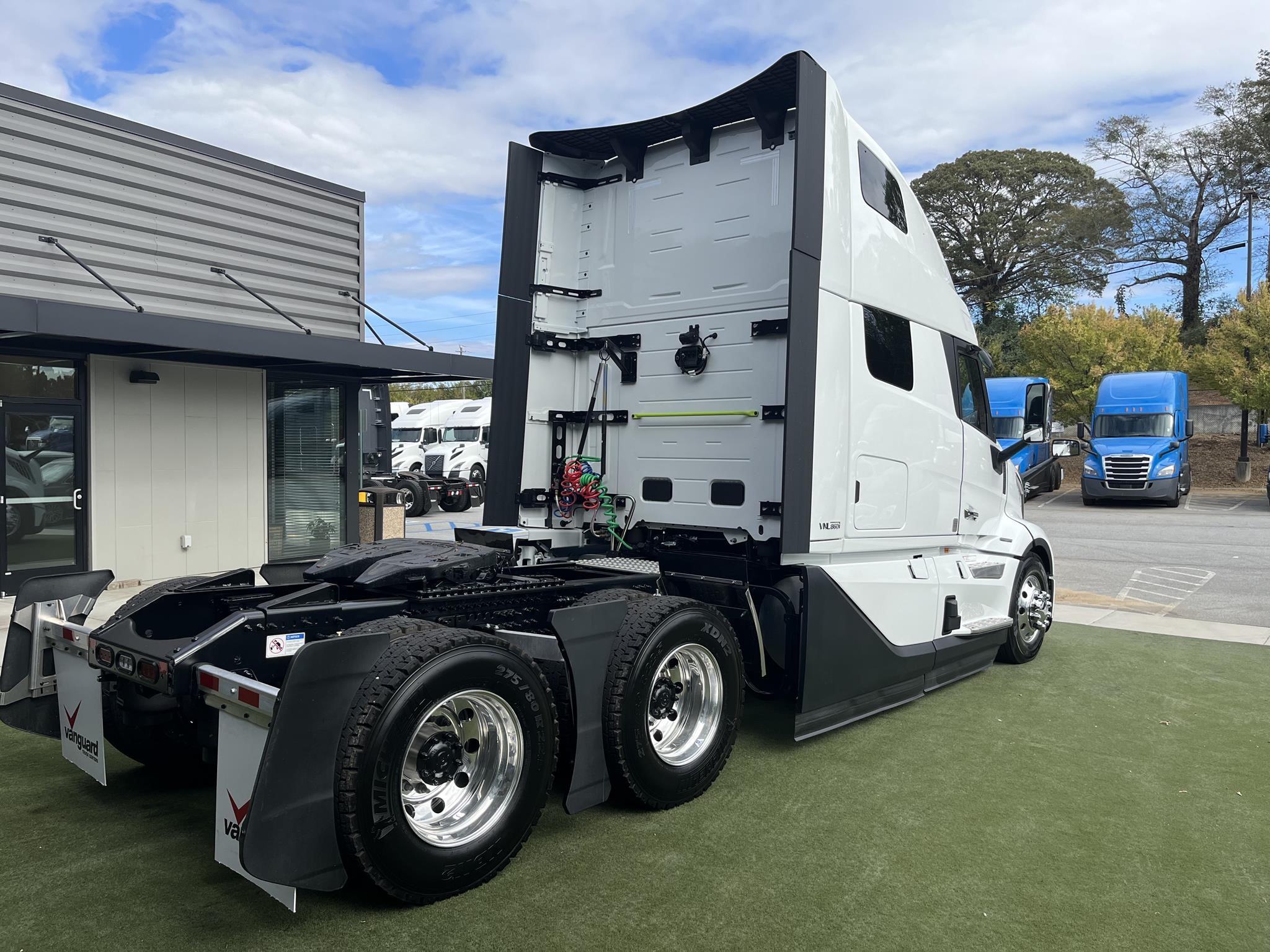 2025 VOLVO VNL64T860 - image 4 of 6