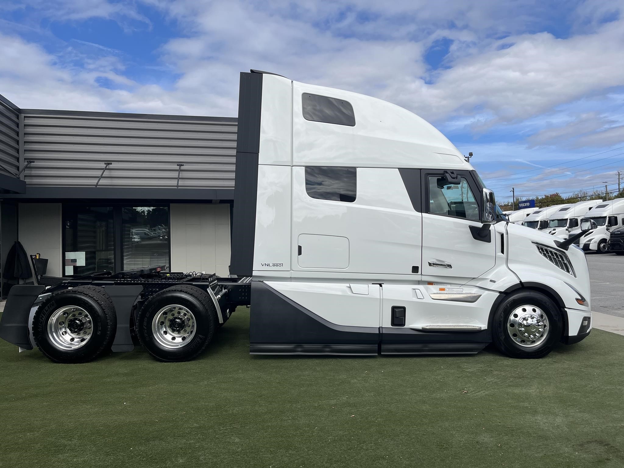 2025 VOLVO VNL64T860 - image 5 of 6