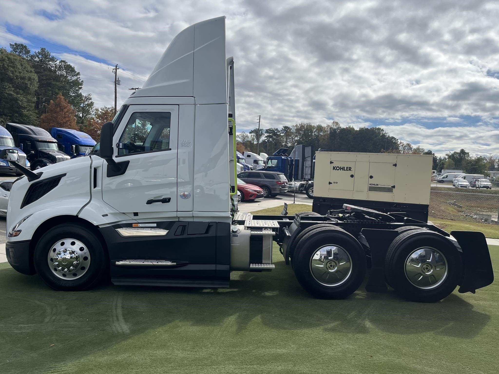 2025 VOLVO VNL64T300 - image 2 of 6