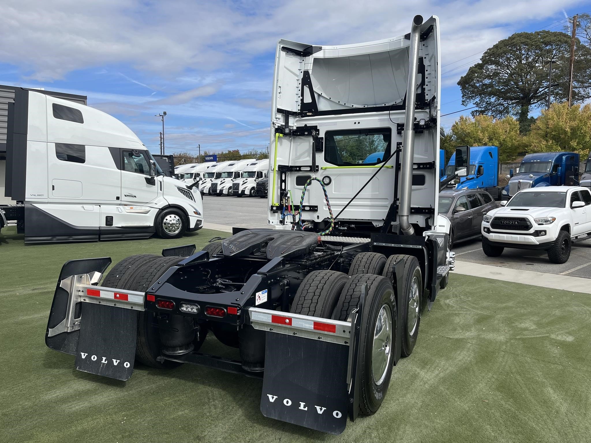 2025 VOLVO VNL64T300 - image 5 of 6