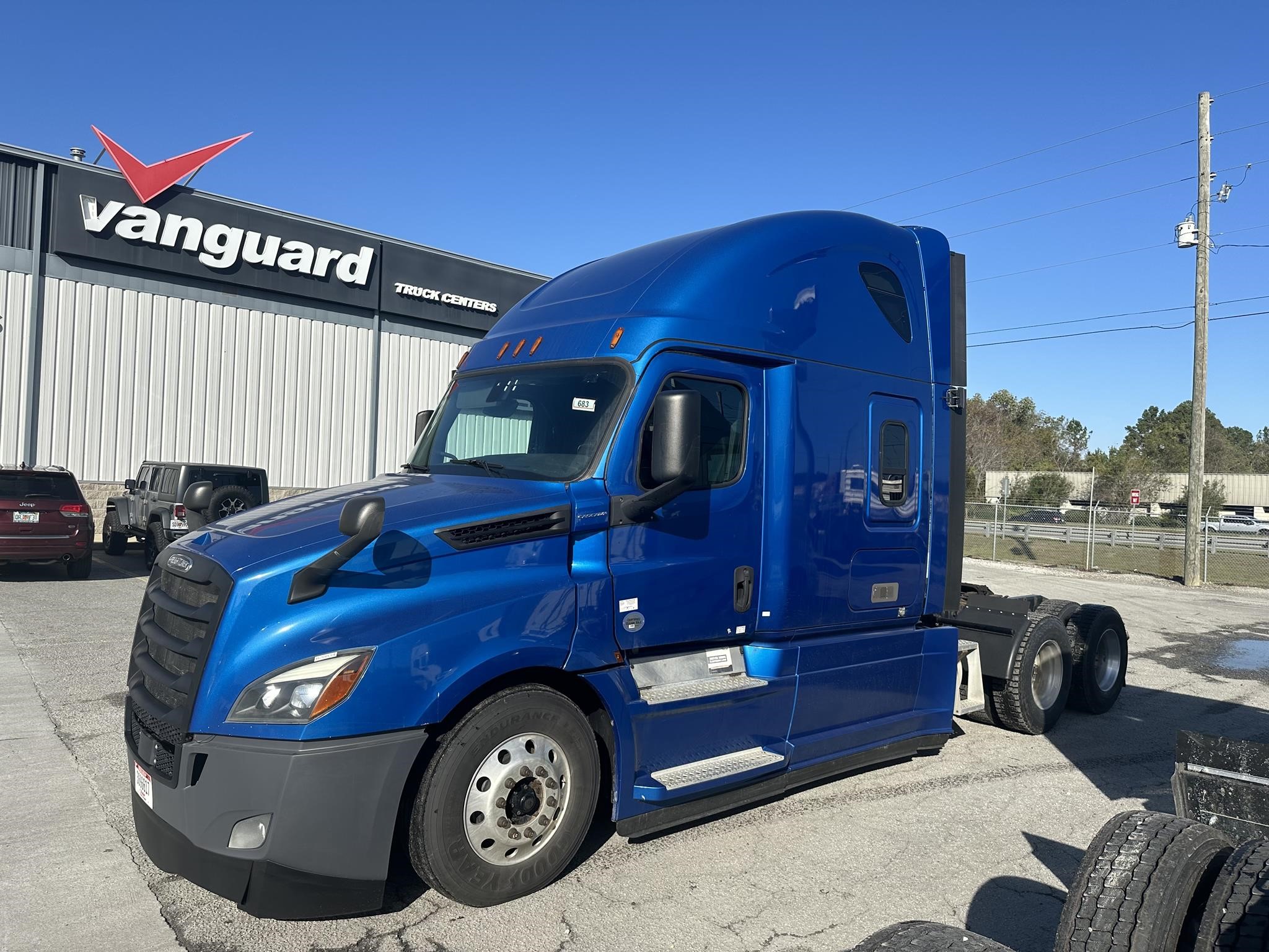 2019 FREIGHTLINER CASCADIA 126 - image 1 of 6