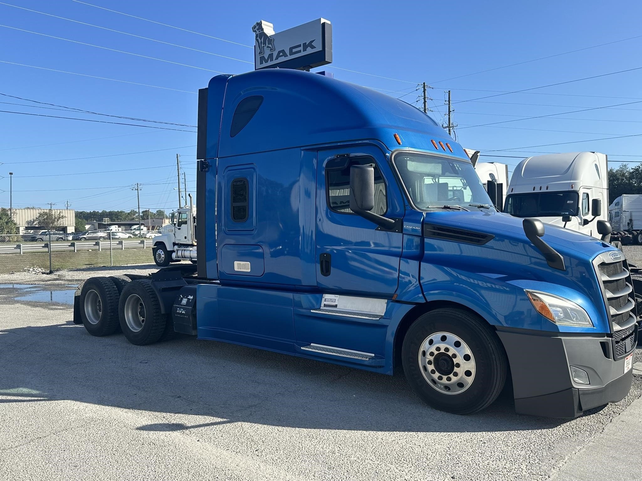 2019 FREIGHTLINER CASCADIA 126 - image 3 of 6