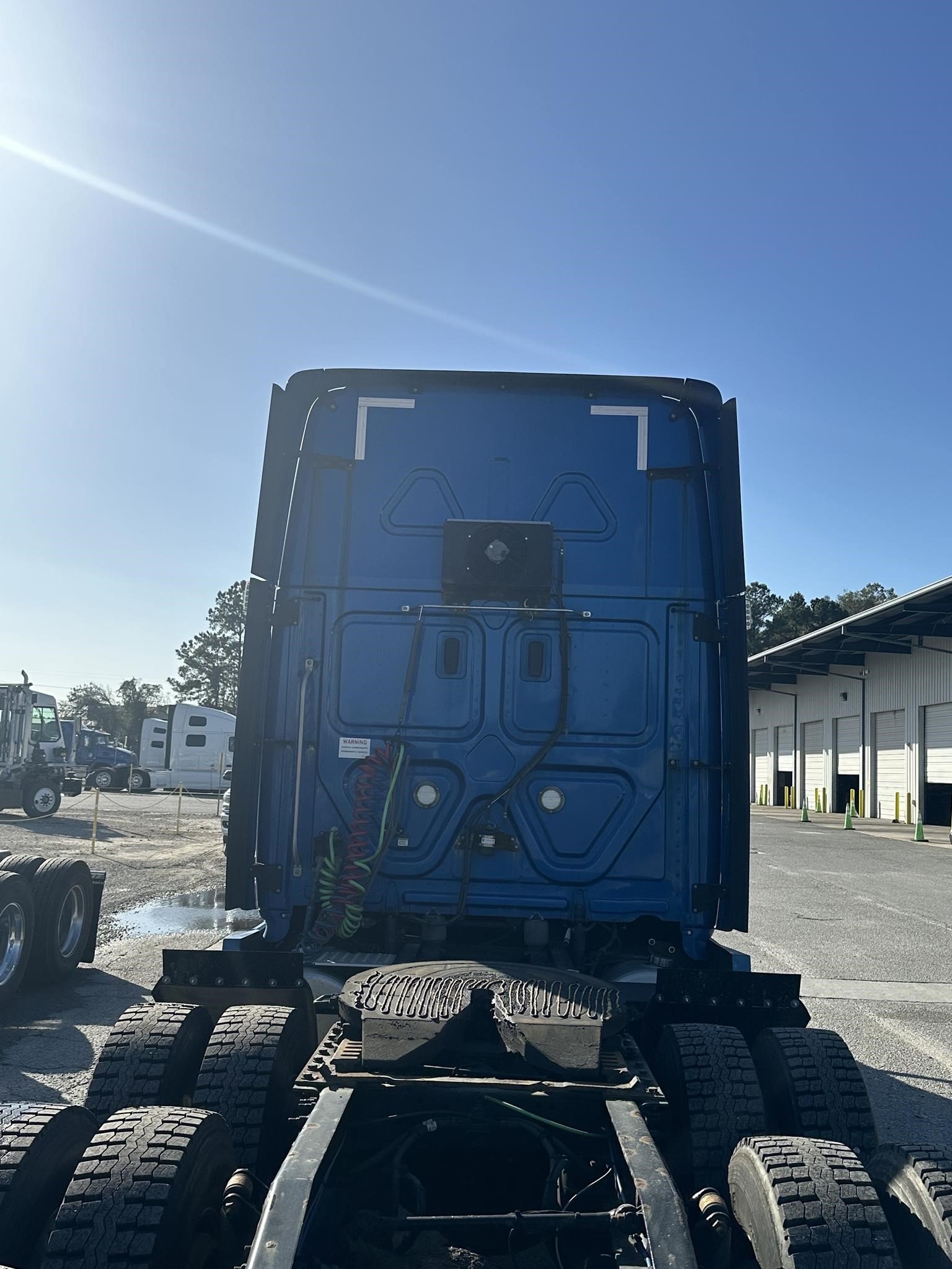 2019 FREIGHTLINER CASCADIA 126 - image 4 of 6