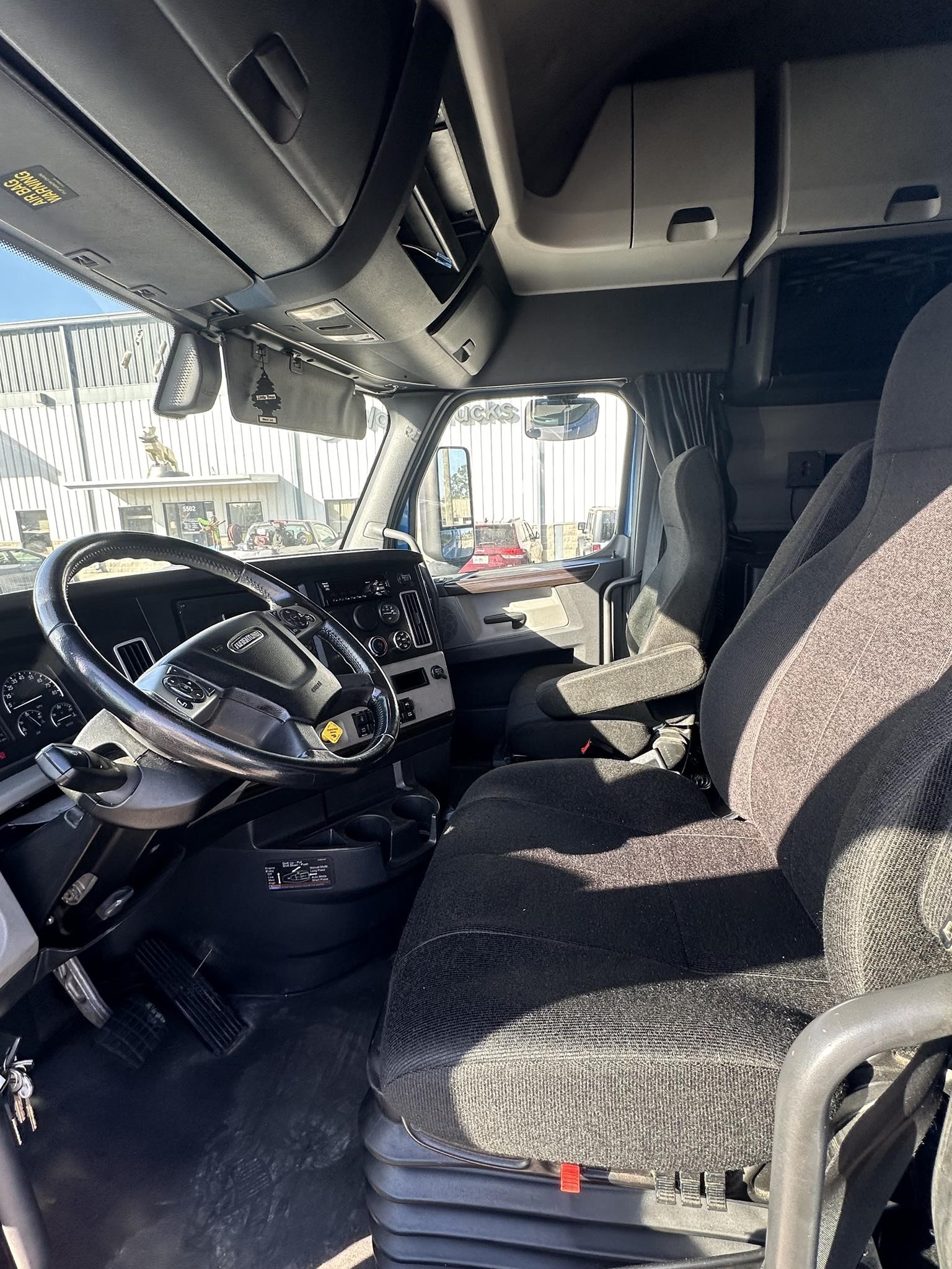 2019 FREIGHTLINER CASCADIA 126 - image 5 of 6